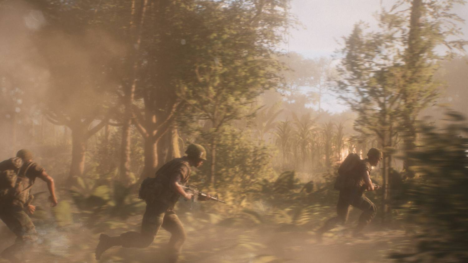 Soldados corren por una jungla brumosa, con árboles y vegetación al fondo.