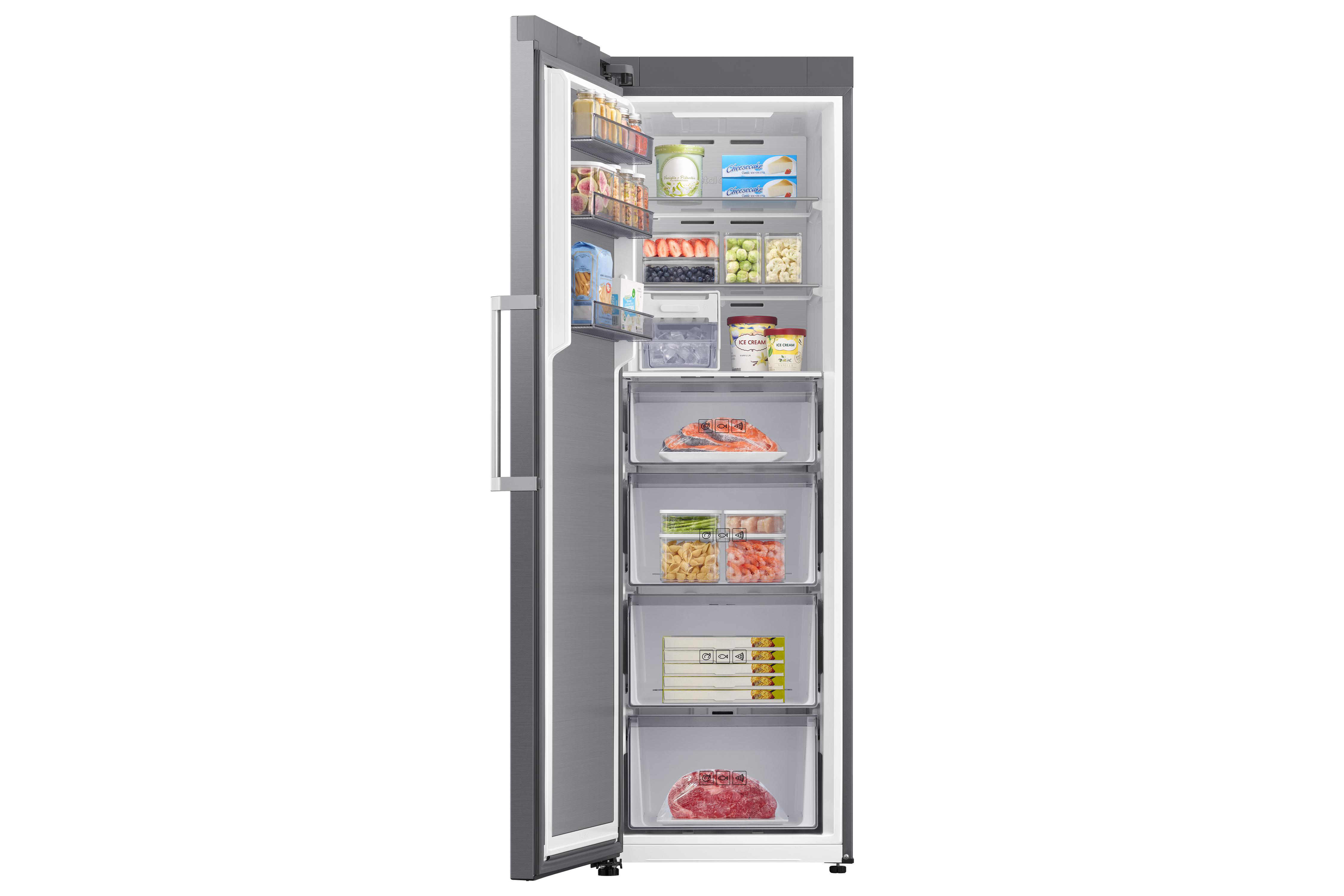 Ein offener Kühlschrank mit Lebensmitteln wie Fisch, Fleisch, Obst und Gemüse.