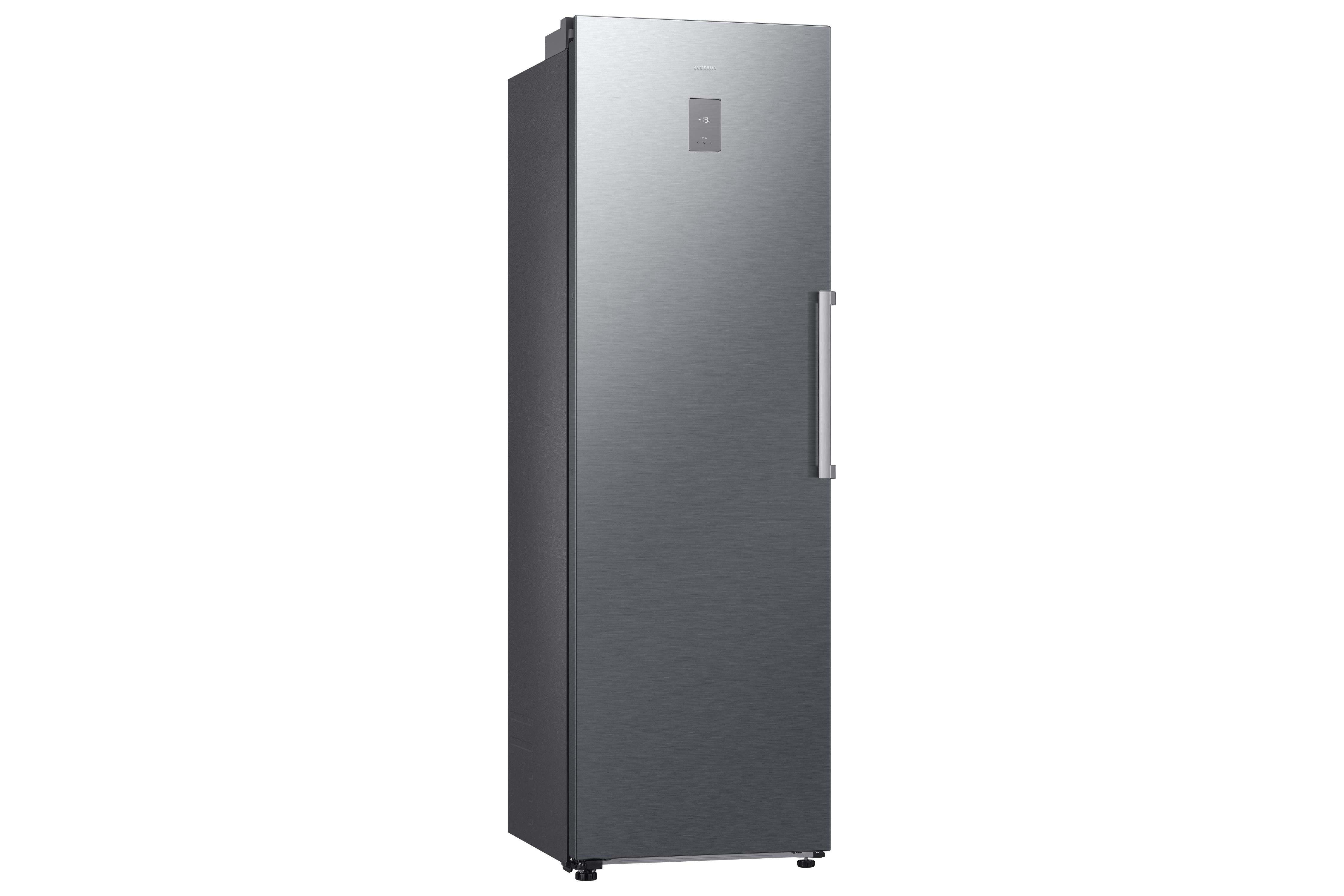 Ein schlanker, grauer Kühlschrank mit silbernem Griff und Digitalanzeige.