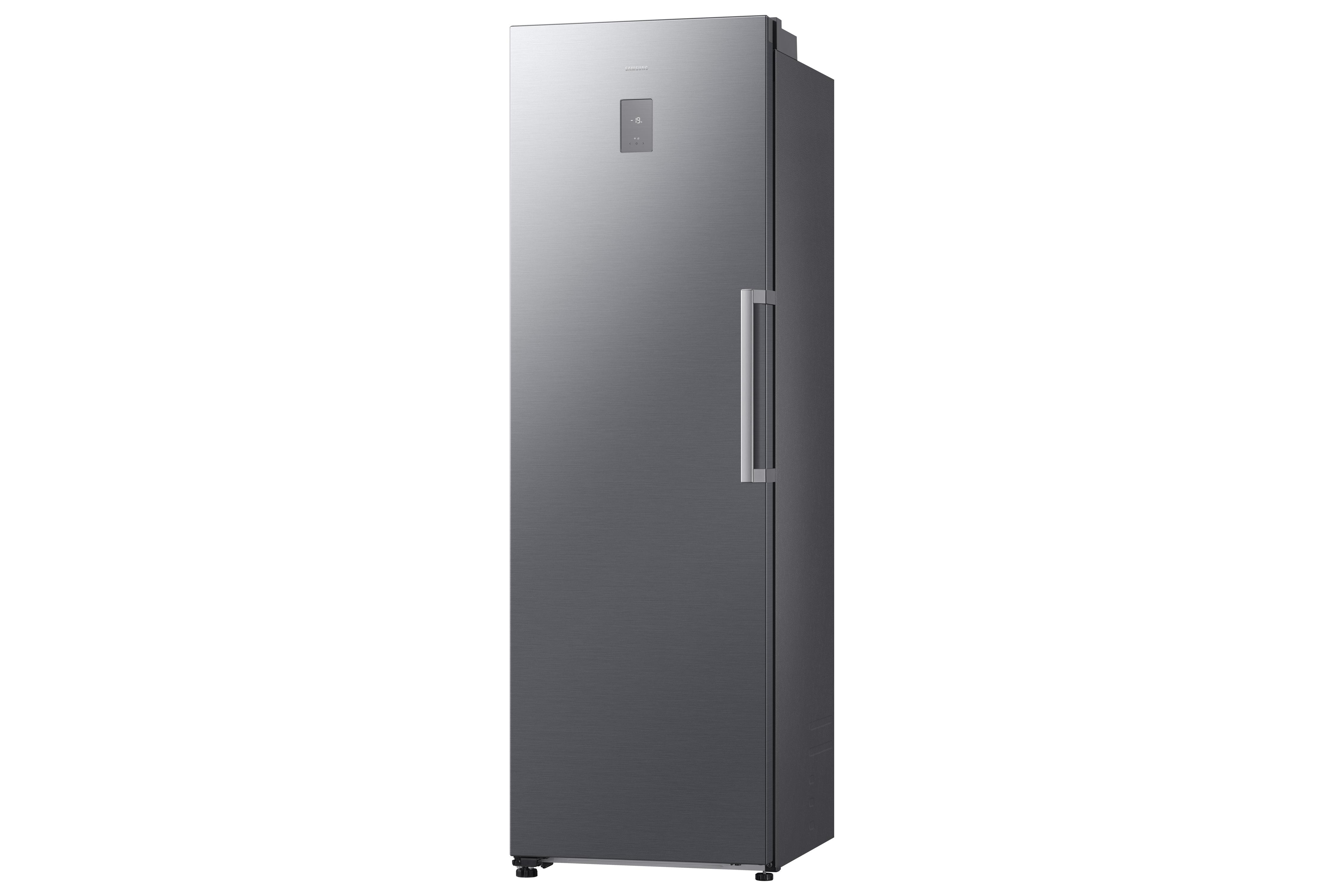 Ein schlanker, grauer Kühlschrank mit silbernem Griff und digitaler Anzeige.