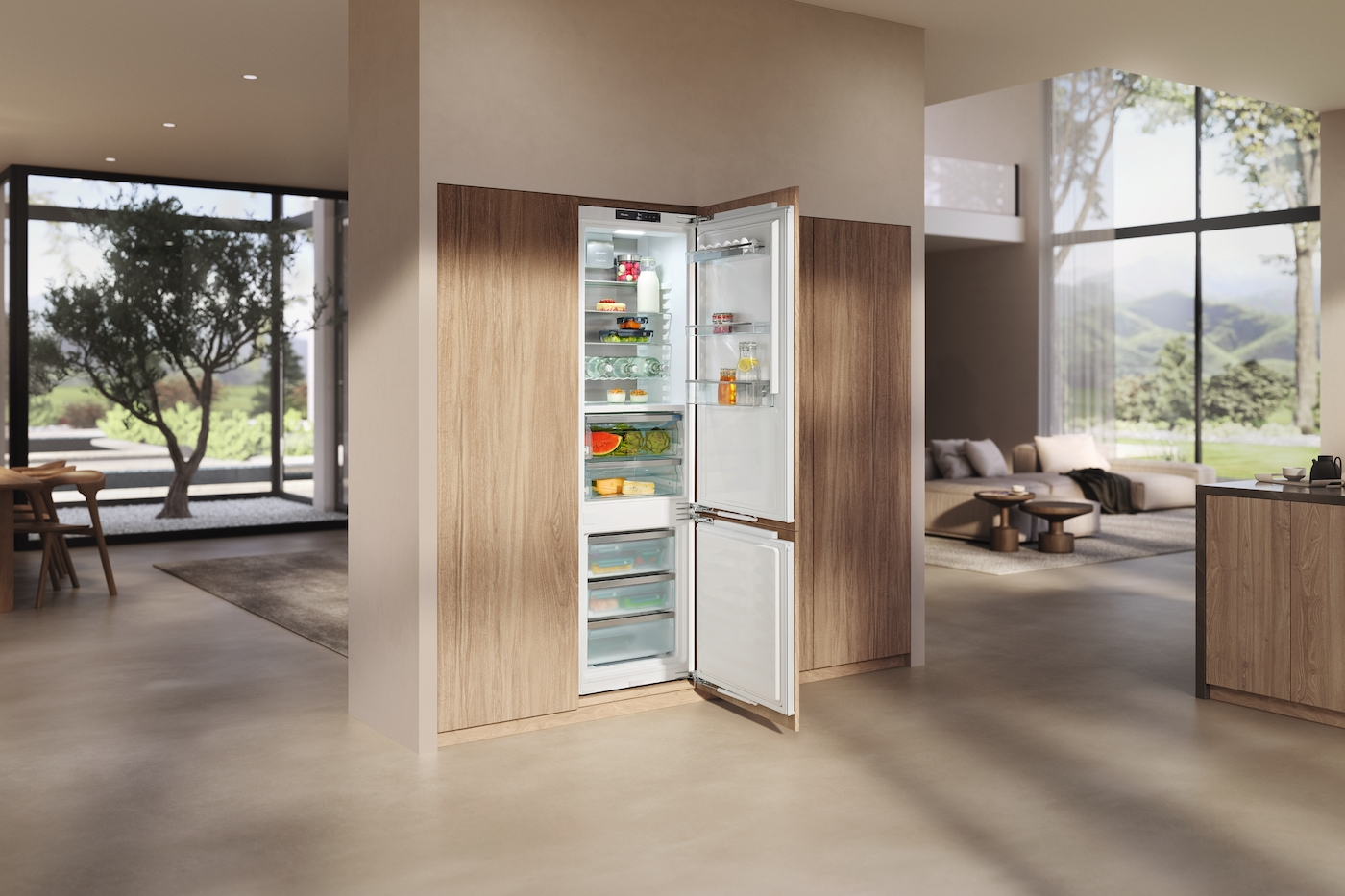 Ein moderner Einbaukühlschrank mit offenen Türen, gefüllt mit Lebensmitteln.