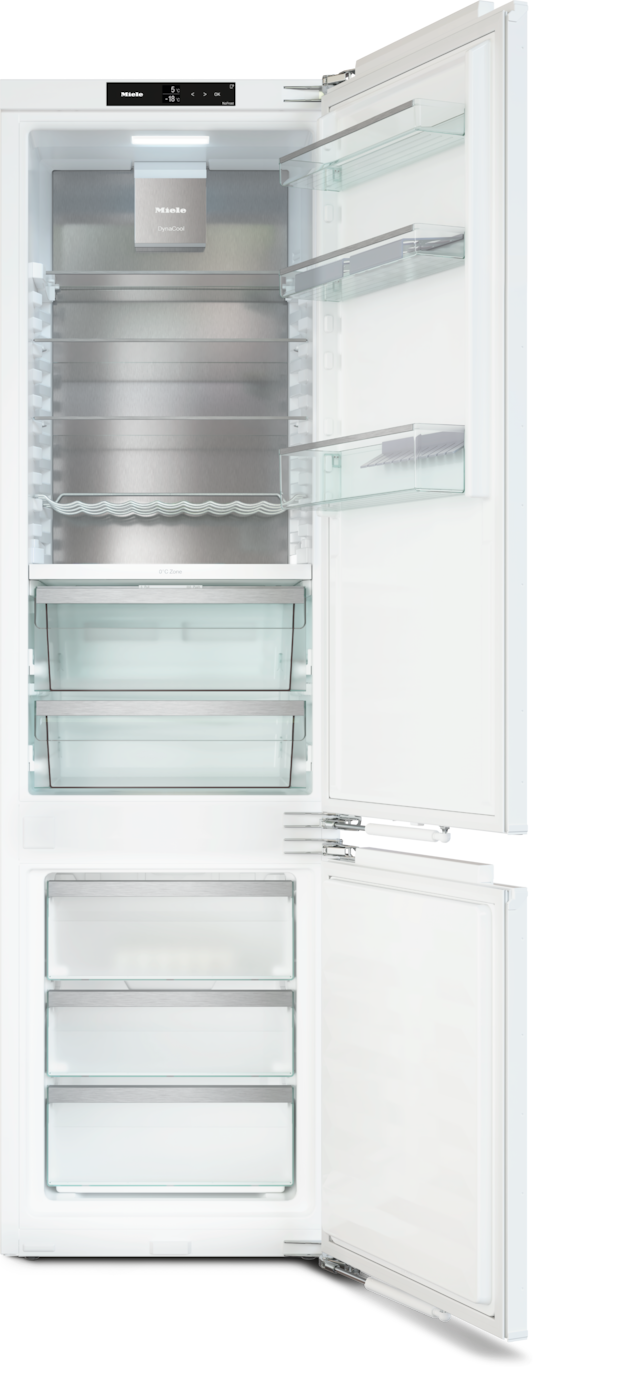 Ein offener weißer Kühlschrank mit mehreren Glasregalen und Schubladen.
