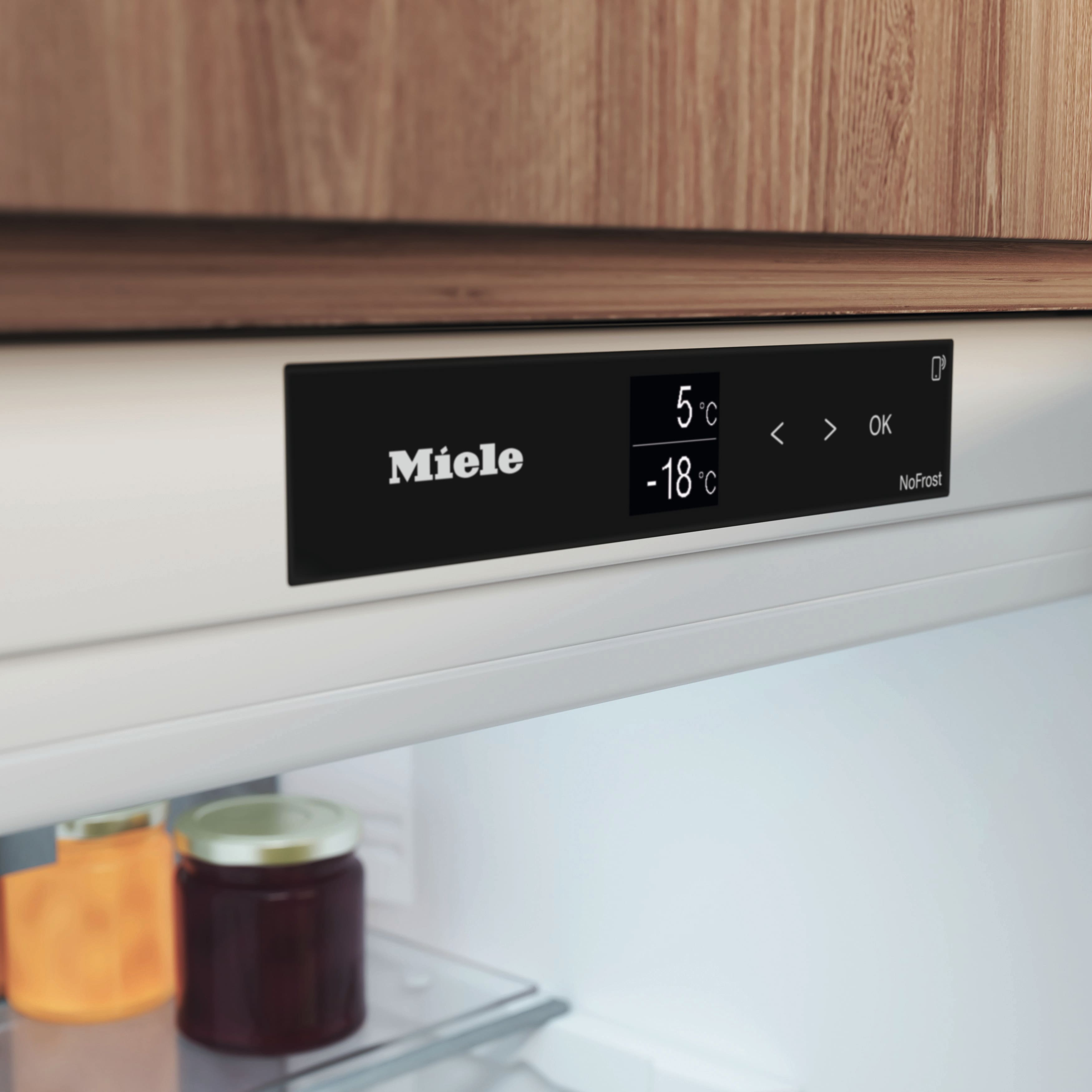 Miele-Kühlschrank-Display zeigt 5°C und -18°C an. Holzlaminat oben.