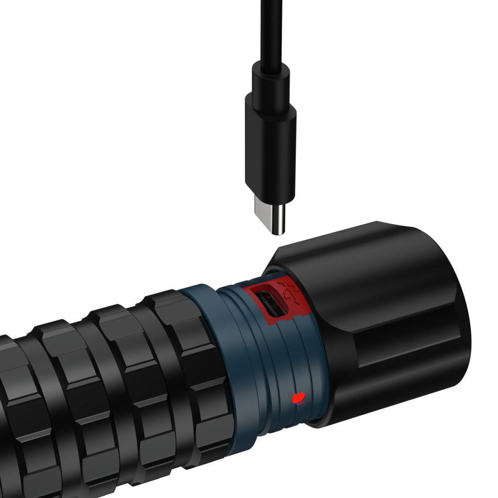Ein schwarzes USB-Kabel wird in eine schwarze Taschenlampe mit blauen Akzenten gesteckt.