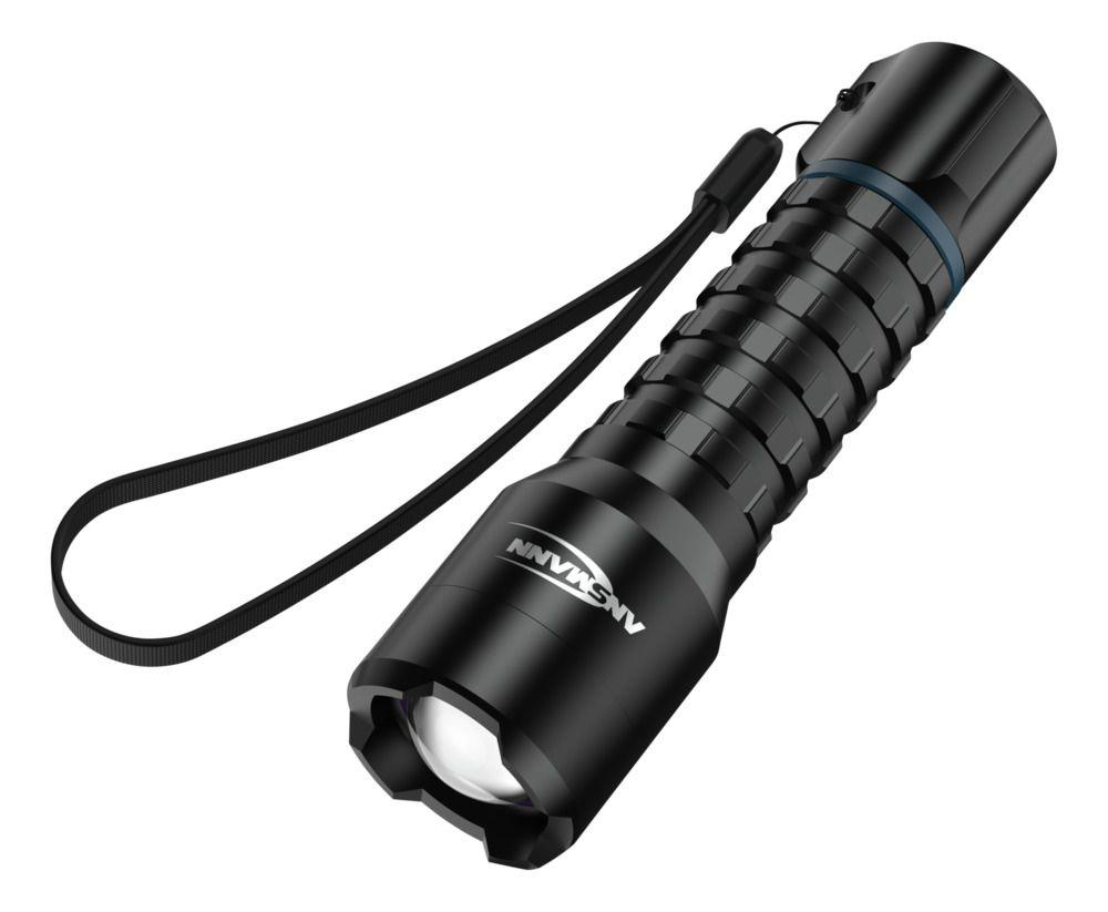 Schwarze Ansmann Taschenlampe mit strukturiertem Griff und Handschlaufe auf Weiß.
