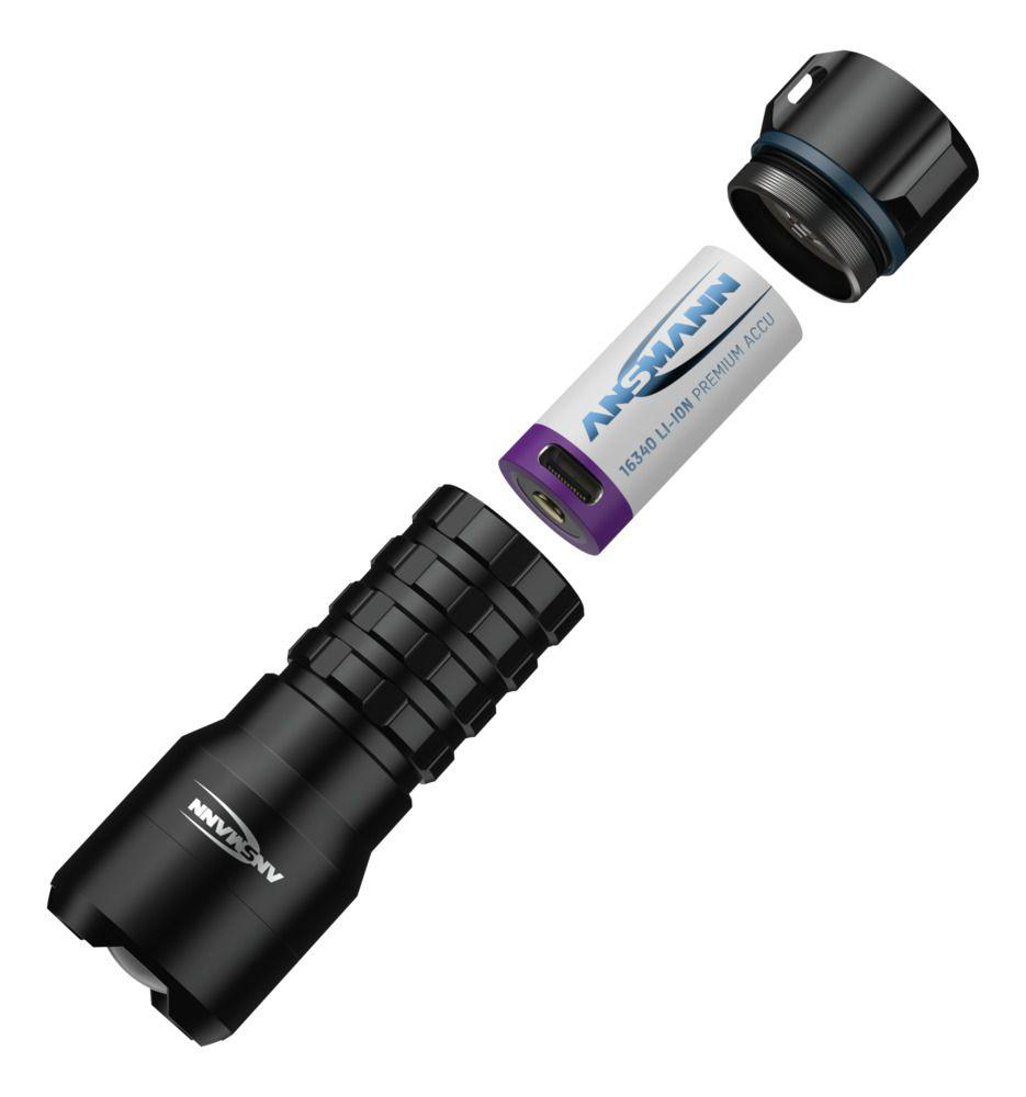 Schwarze Taschenlampe mit ANSMANN-Logo und herausnehmbarer Li-Ion-Batterie.