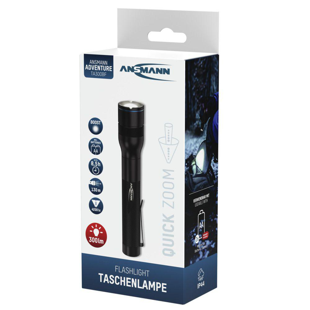 Verpackung einer schwarzen Ansmann Adventure Taschenlampe mit Zoomfunktion und AA-Batteriebetrieb.