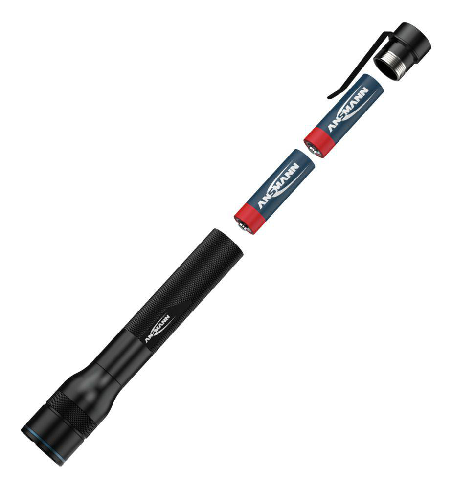 Schwarzer Taschenlampenkörper mit zwei ANMANN-Batterien, die herausgezogen werden.
