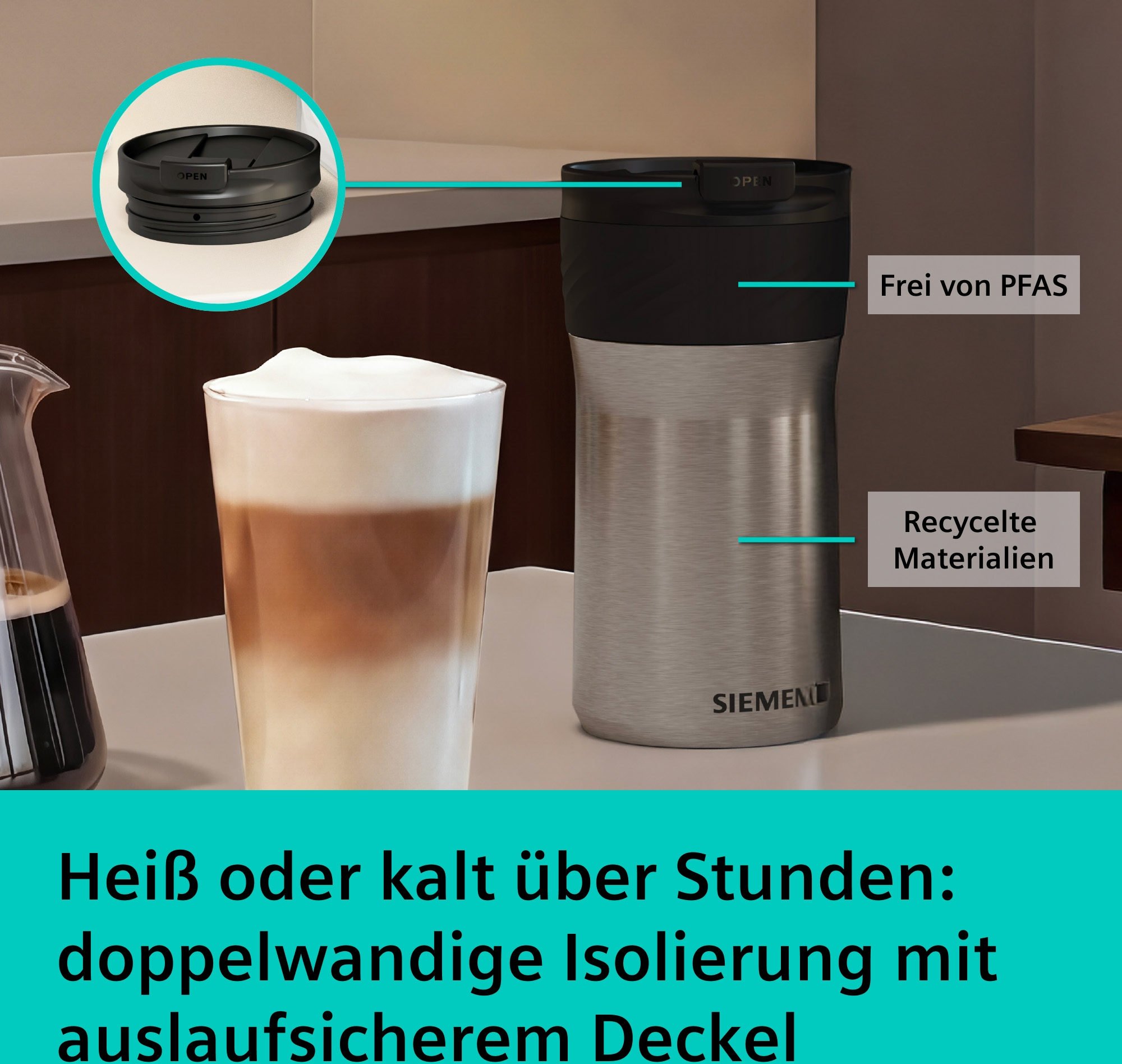 Ein silberner Thermobecher mit schwarzem Deckel steht neben einem Glas Latte Macchiato.