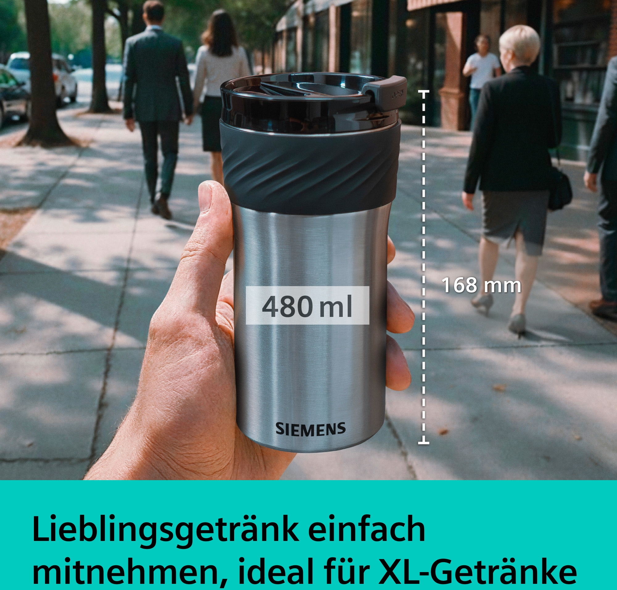 Ein Mann hält eine silberne Siemens-Kaffeetasse mit 480 ml Fassungsvermögen.