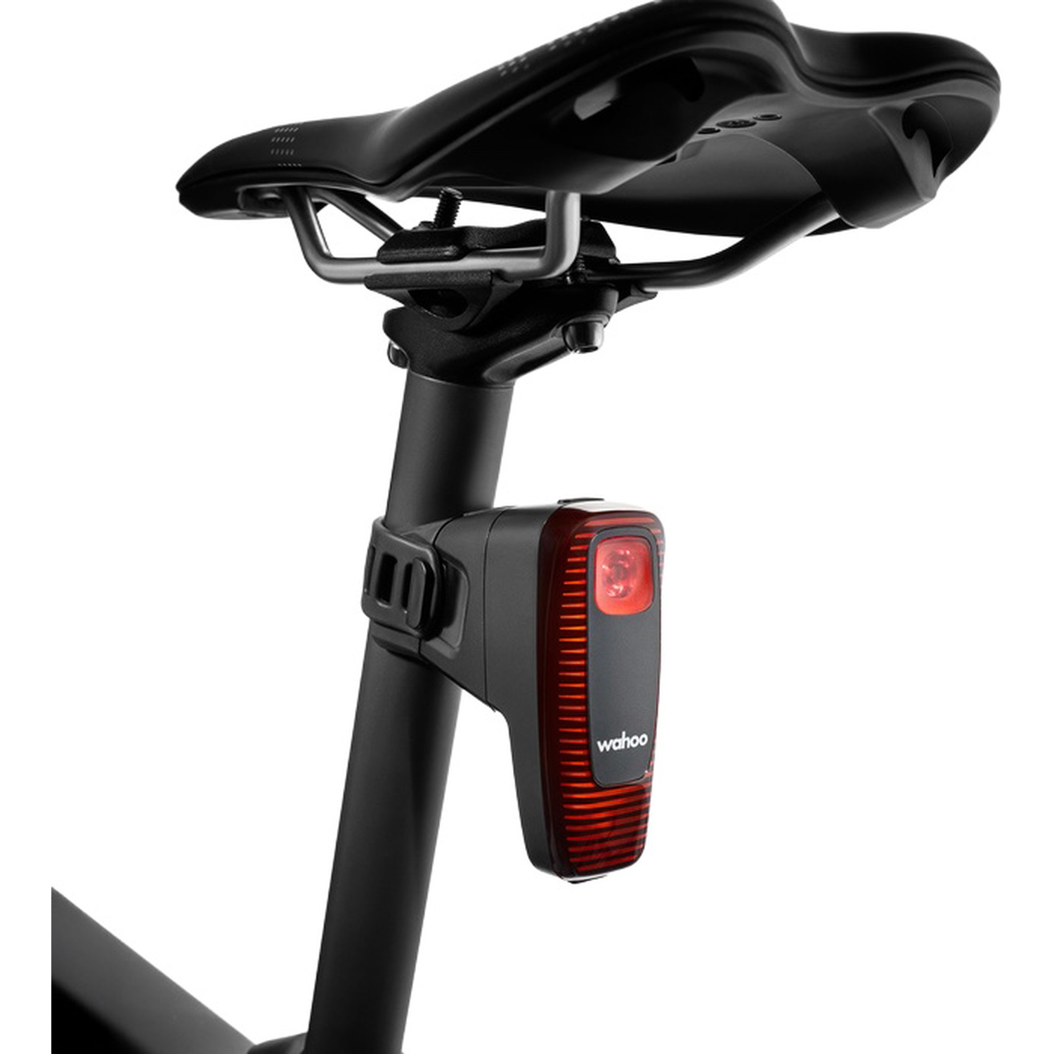 Une selle de vélo noire avec un feu arrière Wahoo rouge, fixée au tube de selle.