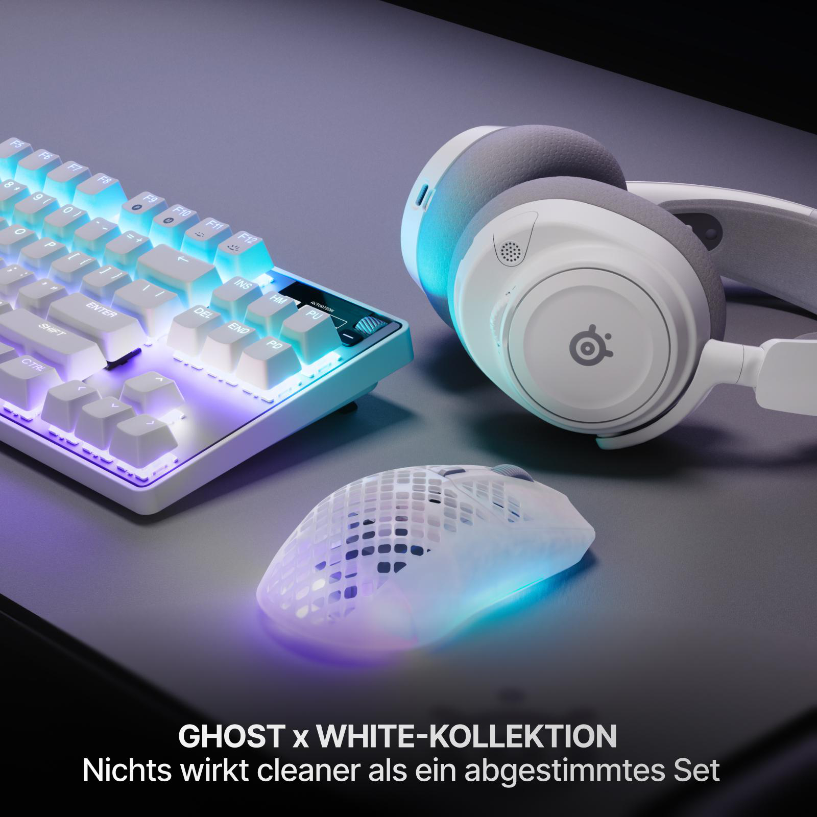 Ein weißes Gaming-Headset, eine Maus und eine Tastatur mit RGB-Beleuchtung liegen auf einem Schreibtisch.