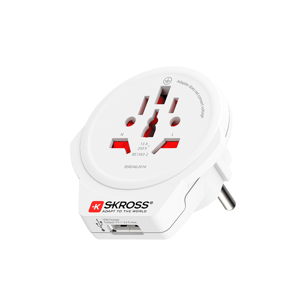Ein weißer Reiseadapter mit mehreren Steckplätzen, USB-Anschluss und SKROSS-Logo.