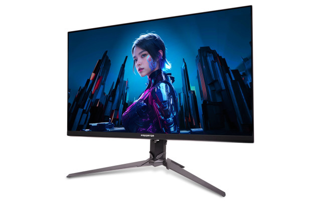 Egy gamer monitor egy futurisztikus ruhás nőt mutat városi háttér előtt.