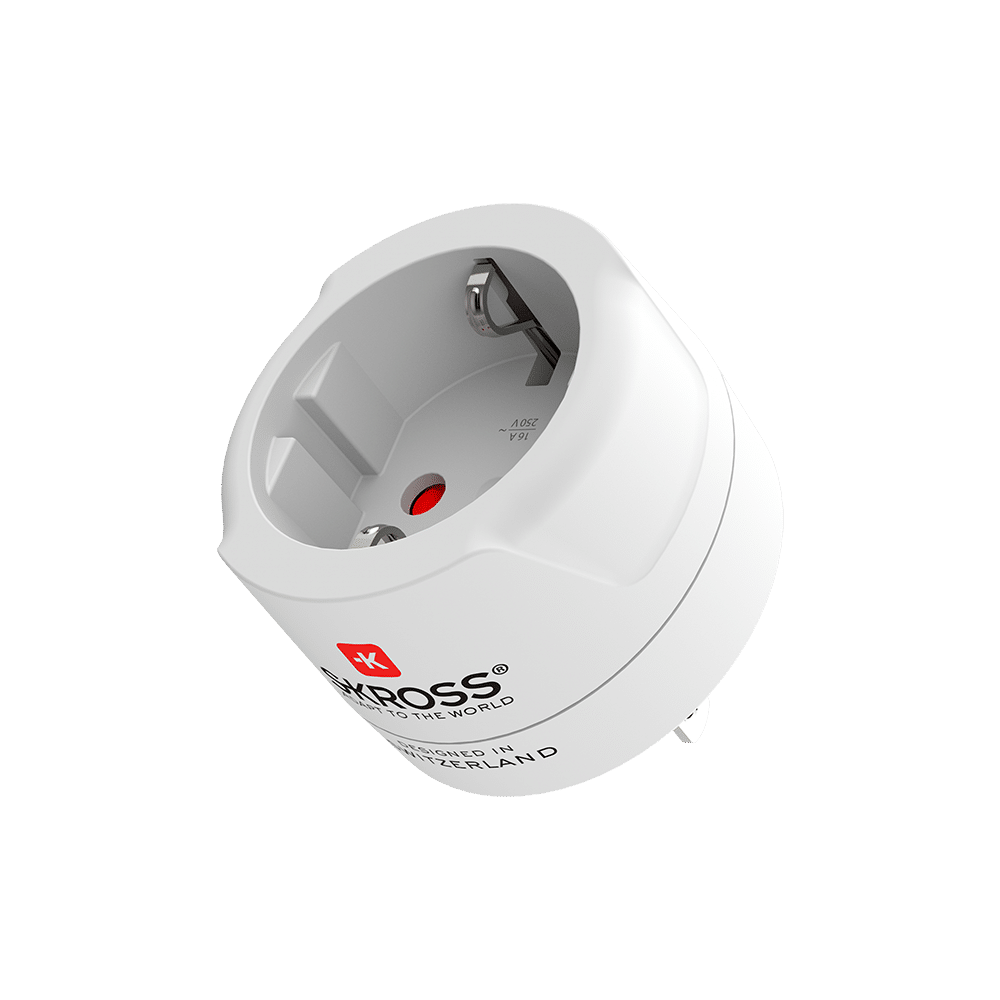 Ein weißer Reiseadapter mit K-Kross Logo, 16A 250V, entworfen in der Schweiz.