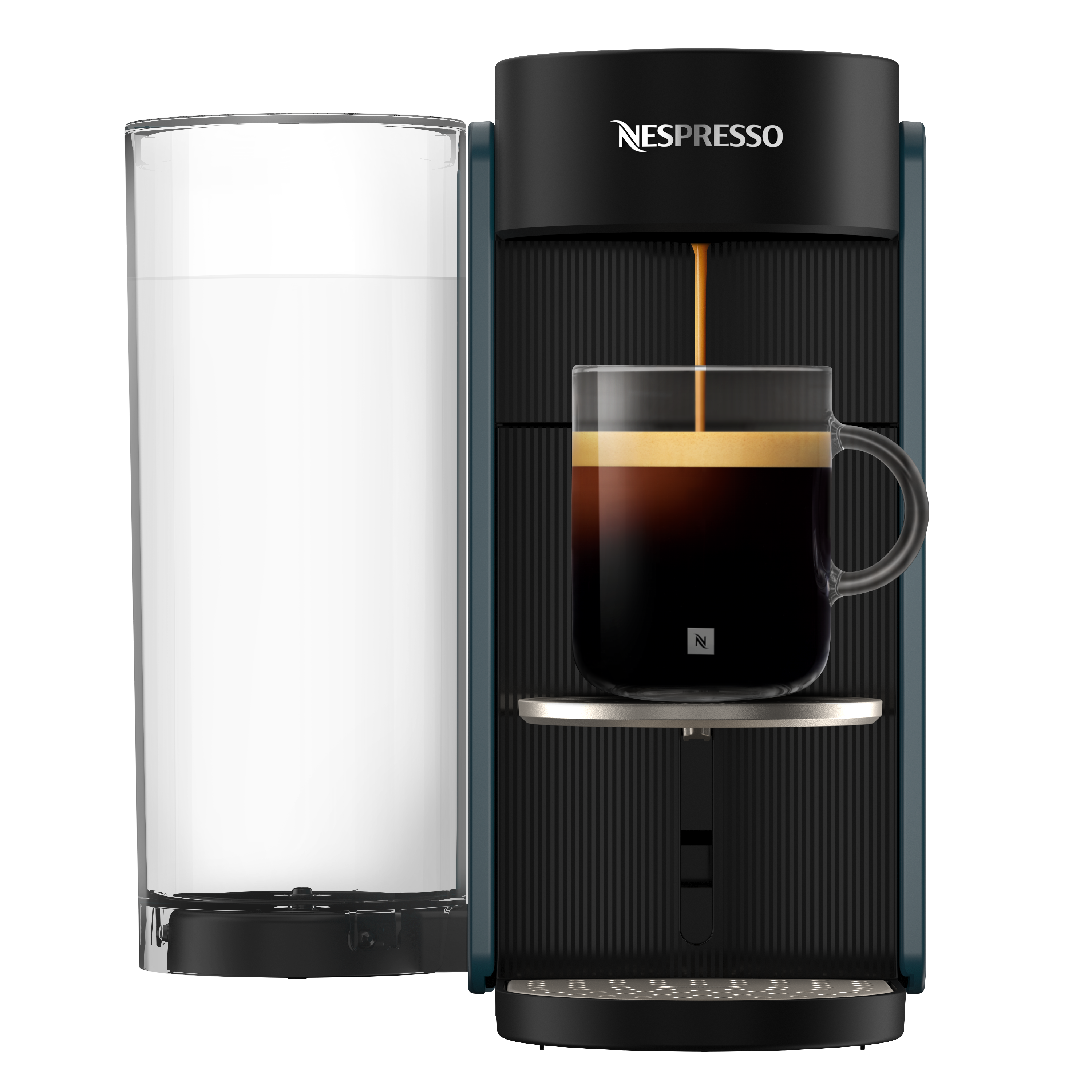 Egy Nespresso kávéfőző kávét főz egy üvegcsészébe.