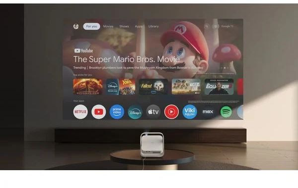 Egy projektor a Google TV menüt vetíti ki, a Super Mario Bros. filmmel.