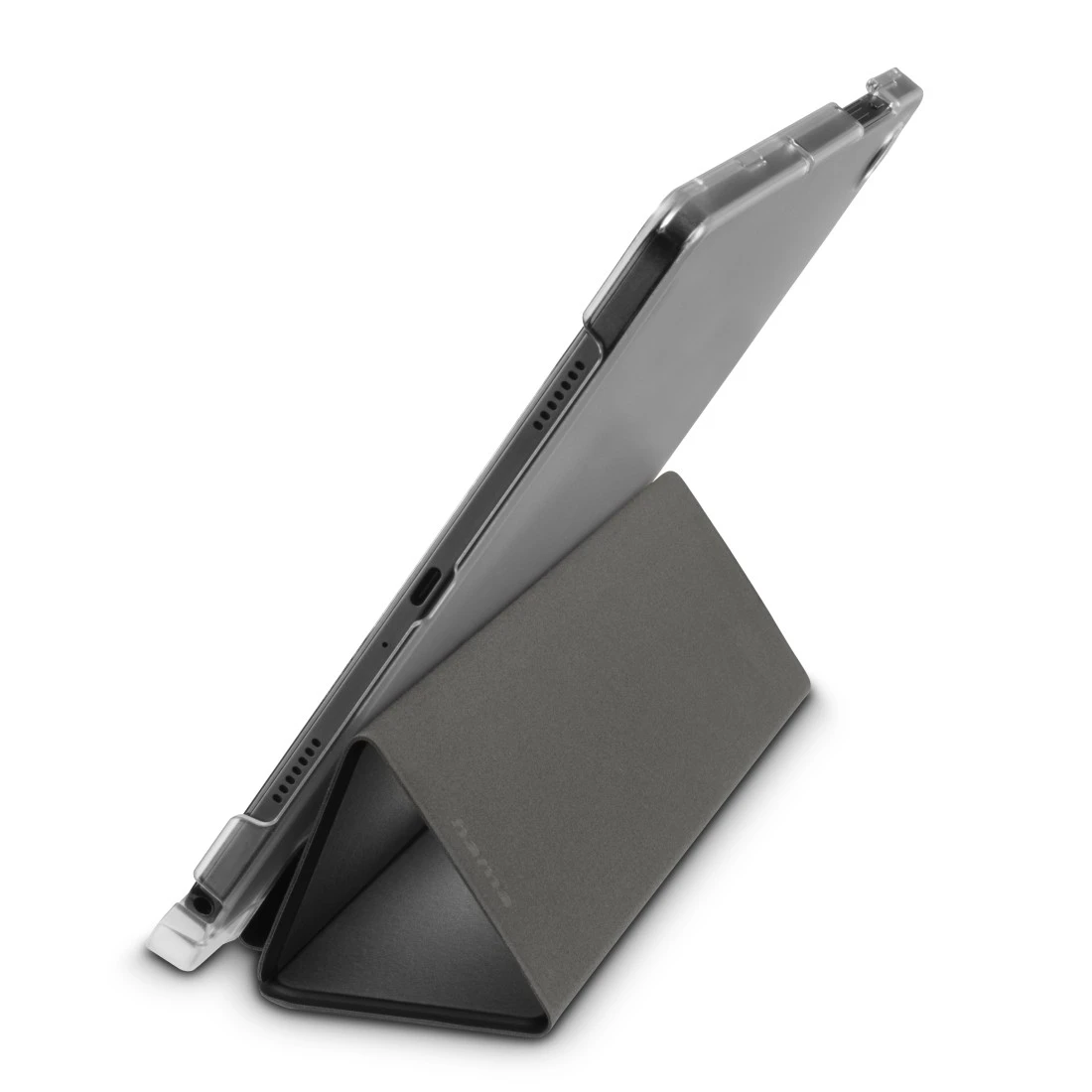 Ein graues Tablet in einer klaren Hülle ruht auf einem grauen Ständer, nach oben geneigt auf weißem Grund.