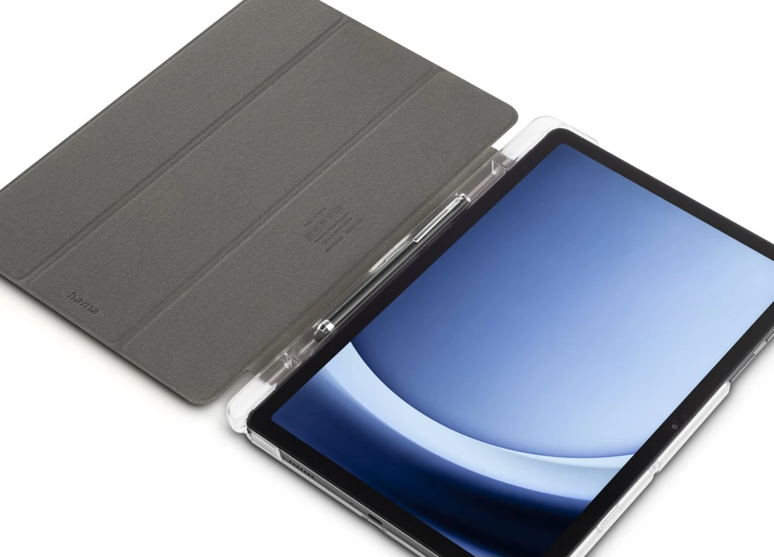Graues Tablet mit Hülle und Stifthalter vor weißem Hintergrund.