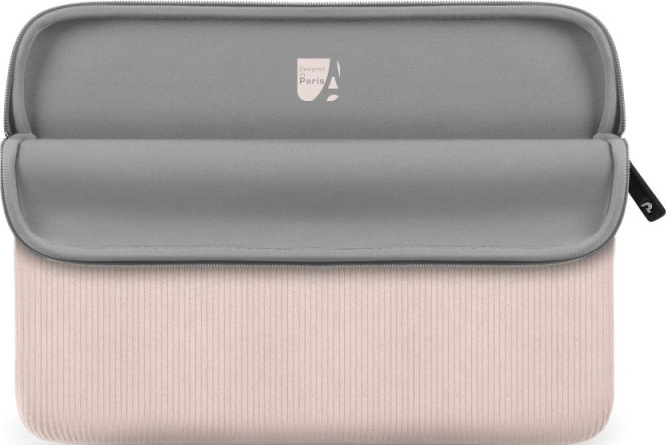 Una custodia rosa chiaro con nervature verticali e fodera interna grigia.