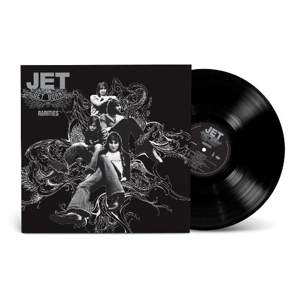 Schwarzes Vinyl-Albumcover mit Bandfoto und Schallplatte daneben.