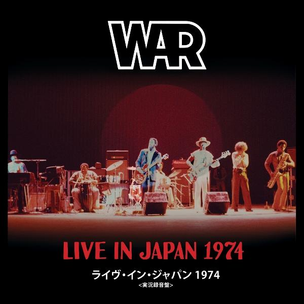 Die Band WAR spielt live auf der Bühne im Jahr 1974.