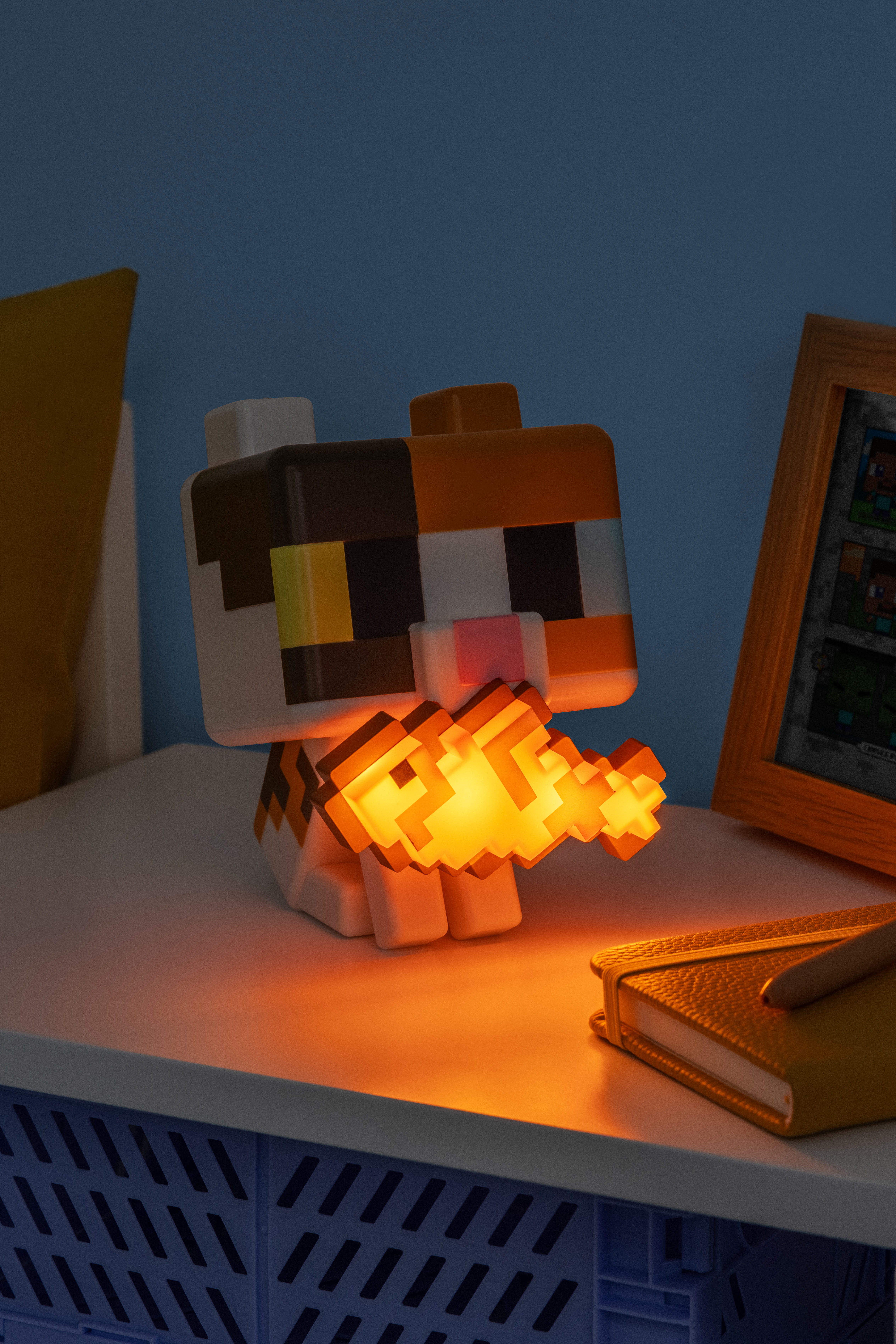 Ein Minecraft-Katzenlicht leuchtet orange und hält ein Pixel-Feuer in den Pfoten.