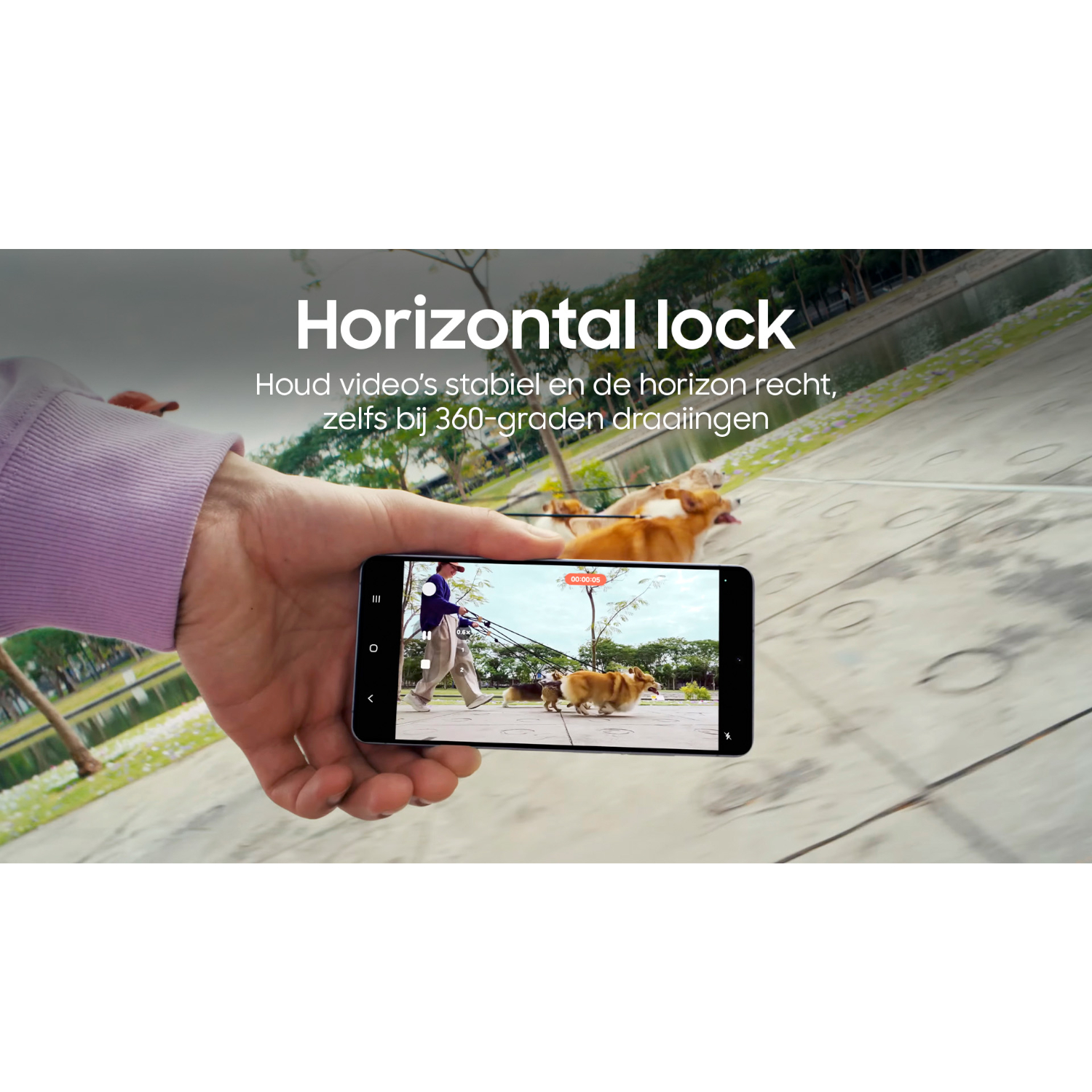 Telefoon filmt persoon die honden uitlaat in park. Horizontale vergrendeling getoond.