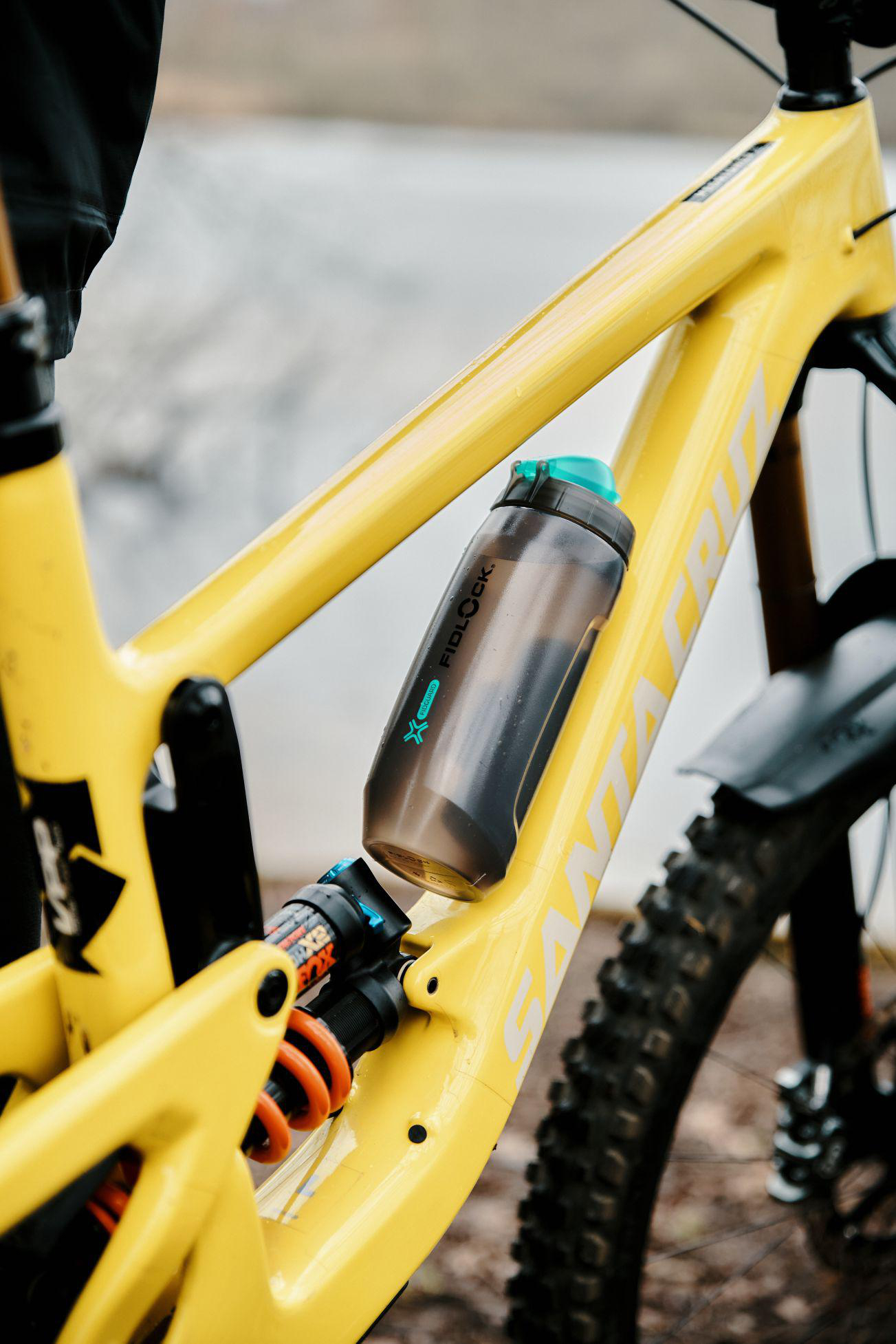 Ein gelbes Mountainbike mit einer Trinkflasche und Stoßdämpfer.