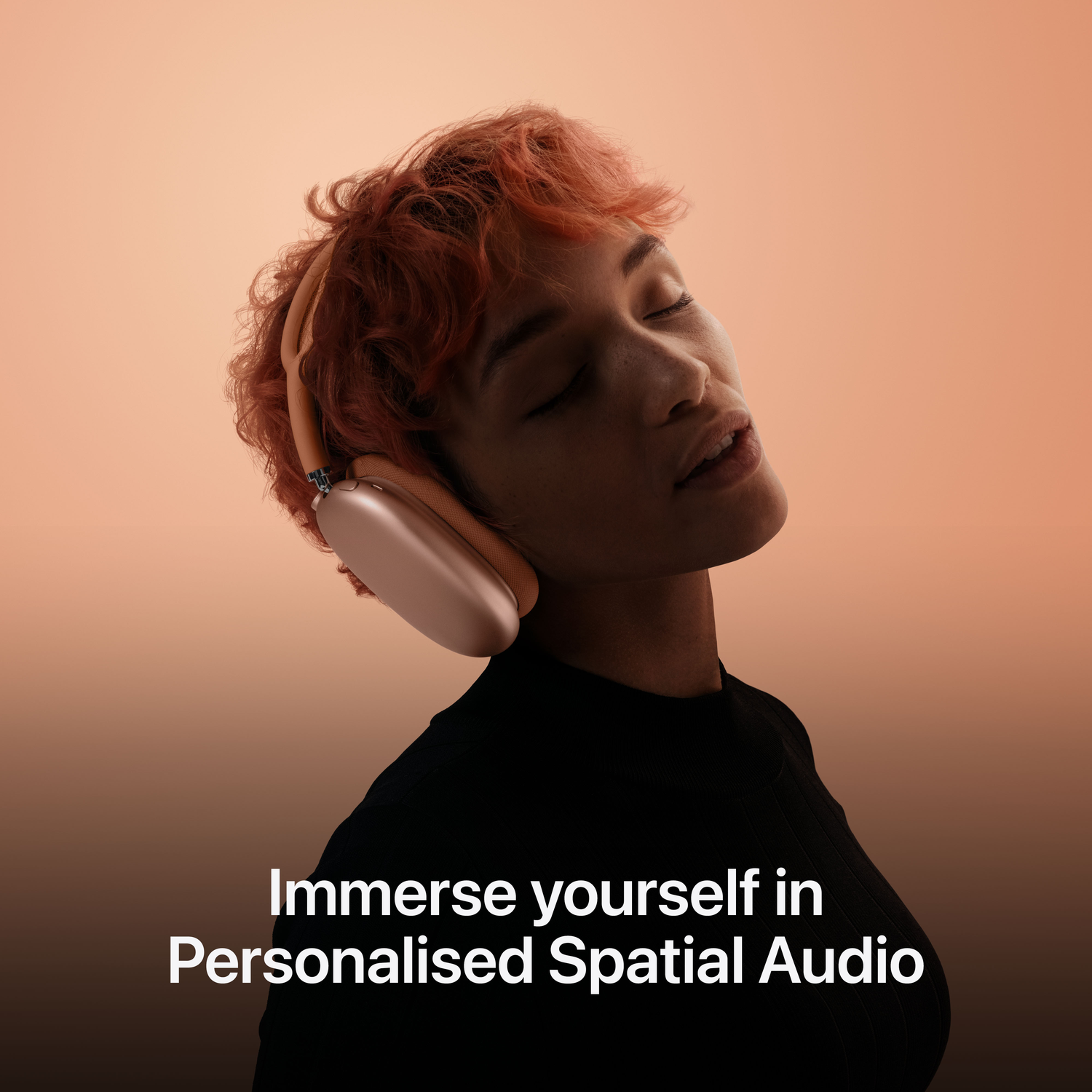 Een vrouw met rood haar en koptelefoon geniet van muziek.