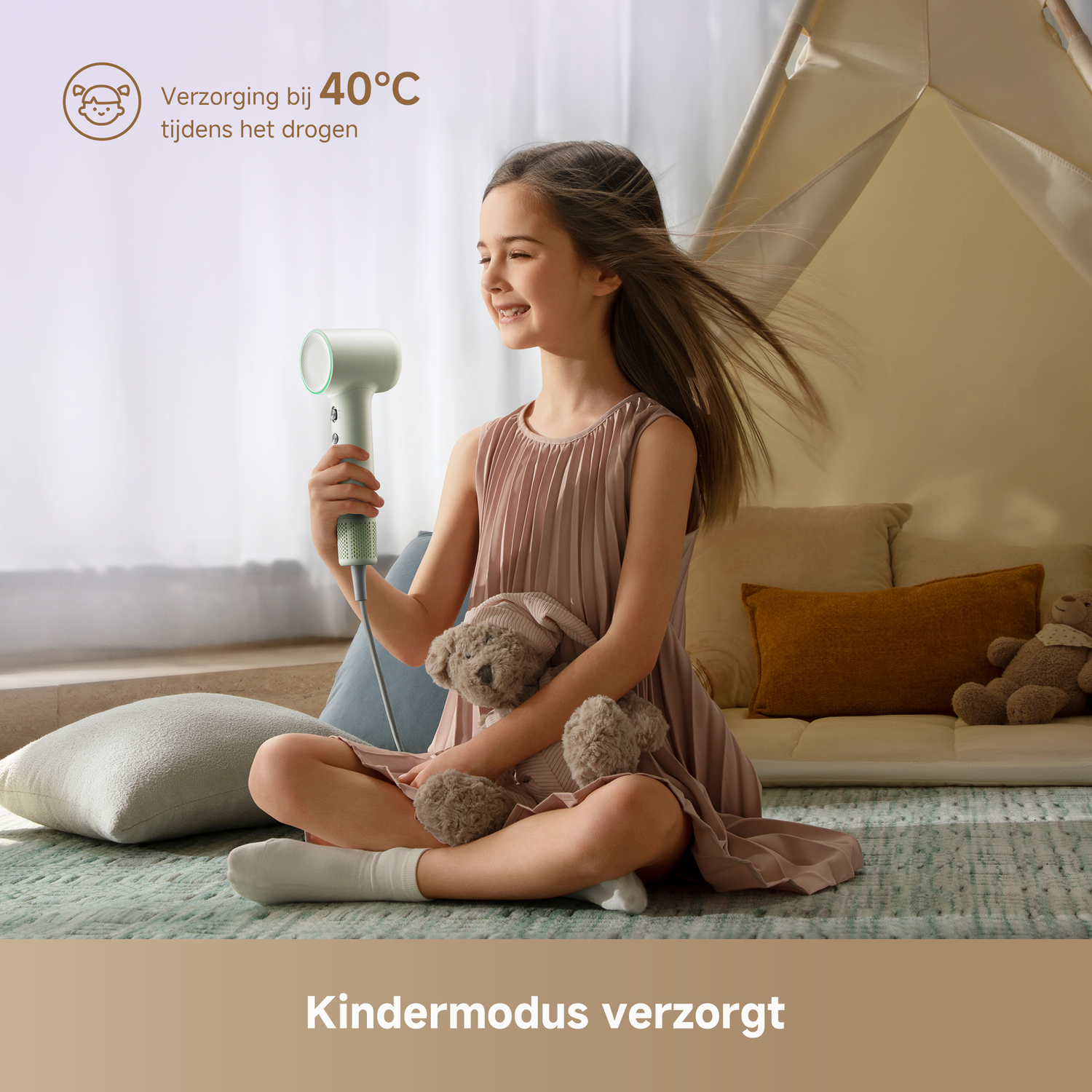 Een meisje houdt een föhn vast, een teddybeer zit naast een tent.