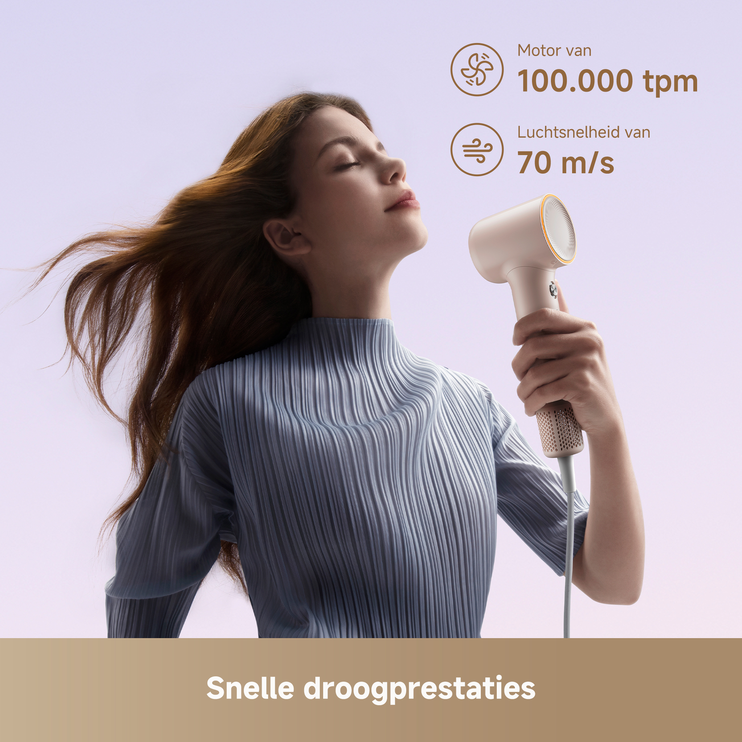 Vrouw met föhn, 100.000 tpm, 70 m/s luchtsnelheid.