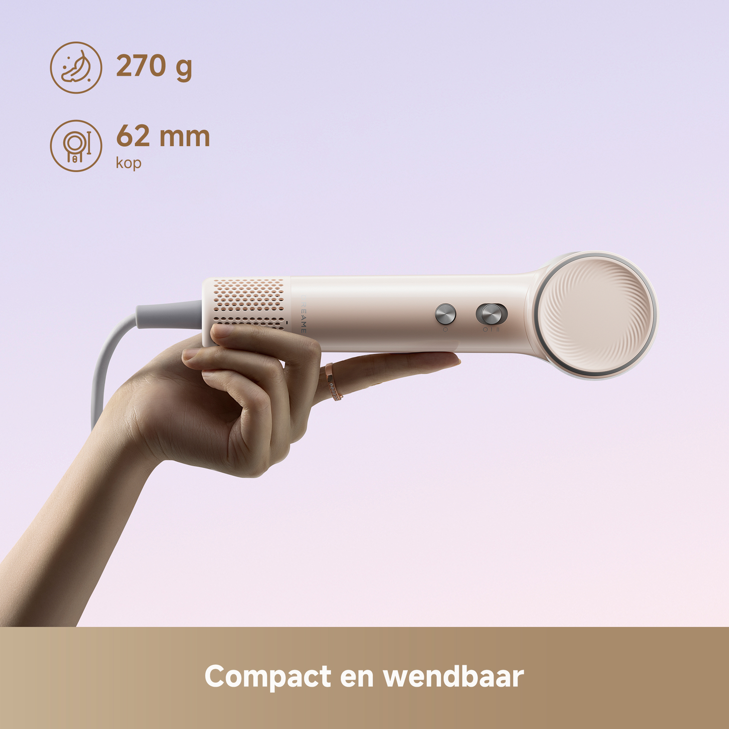Een hand houdt een lichte, compacte föhn vast van 270g met een kop van 62mm.