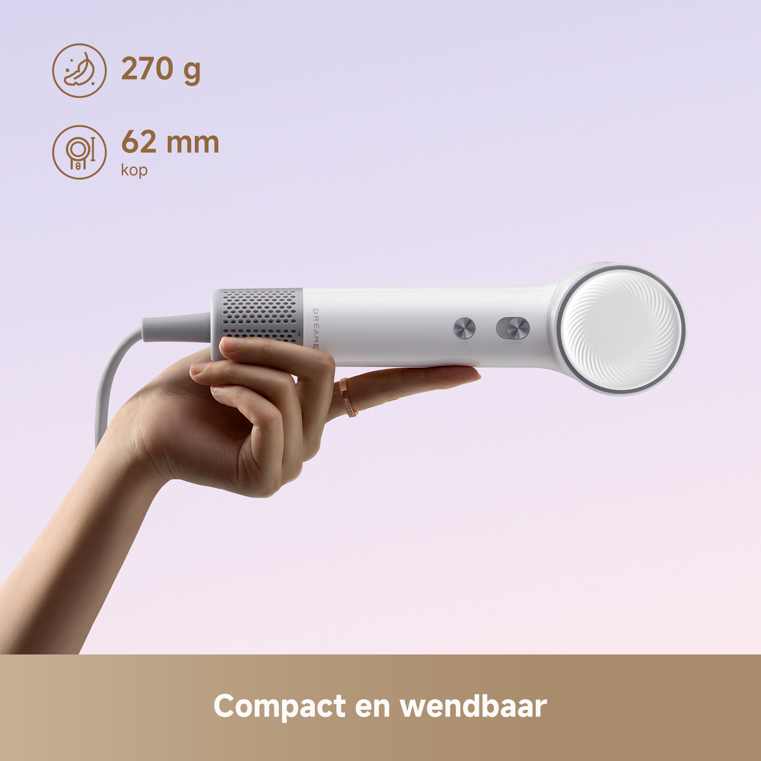 Een hand houdt een witte föhn met grijze accenten vast. Gewicht 270g, 62mm breed.