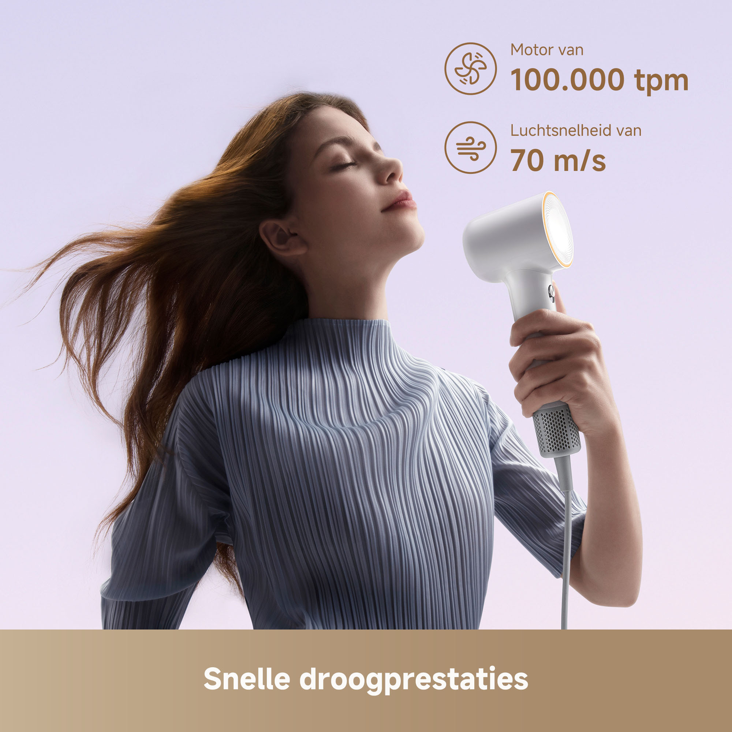 Een vrouw met wapperend haar houdt een witte haardroger vast.