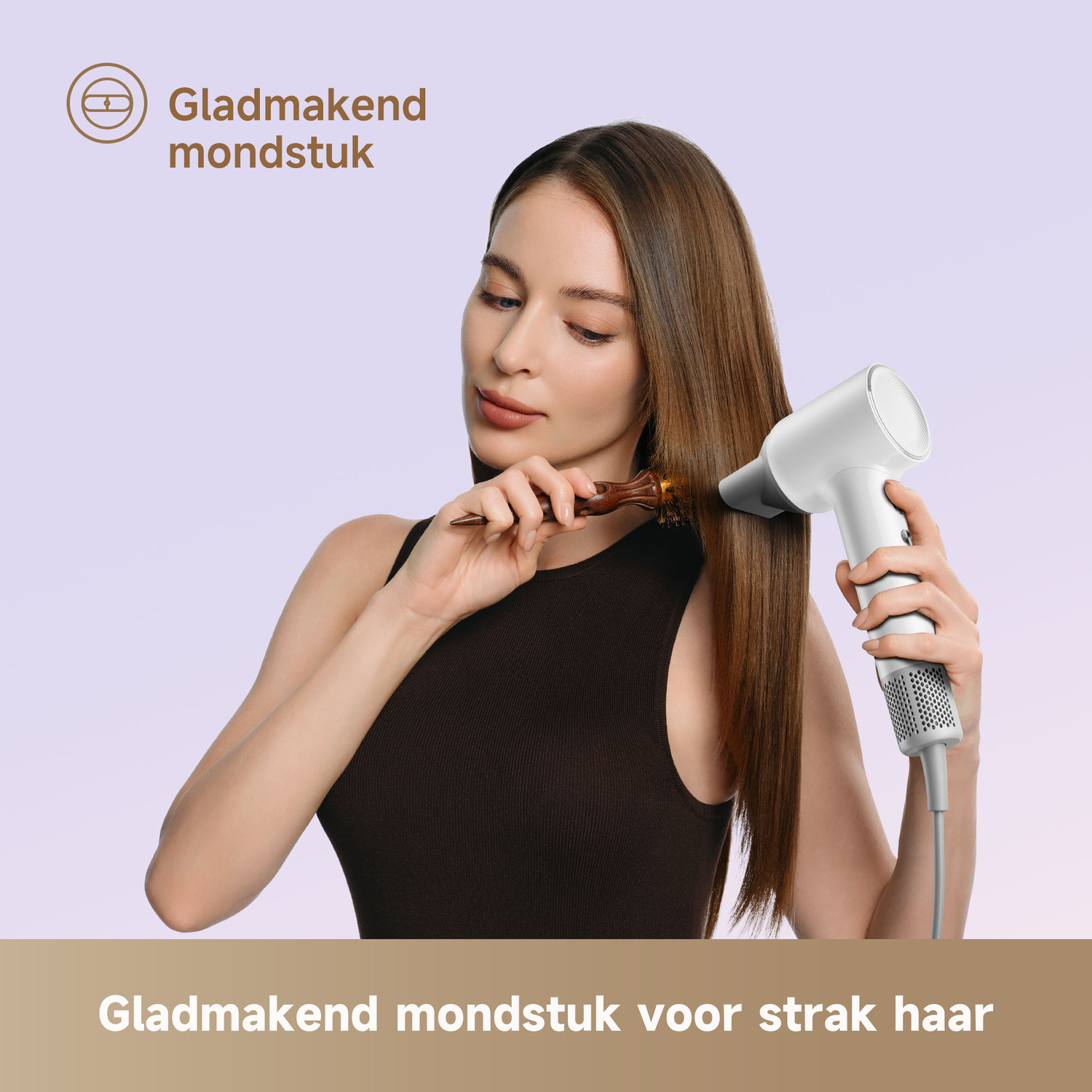 Vrouw droogt bruin haar met witte föhn en ronde borstelopzetstuk.