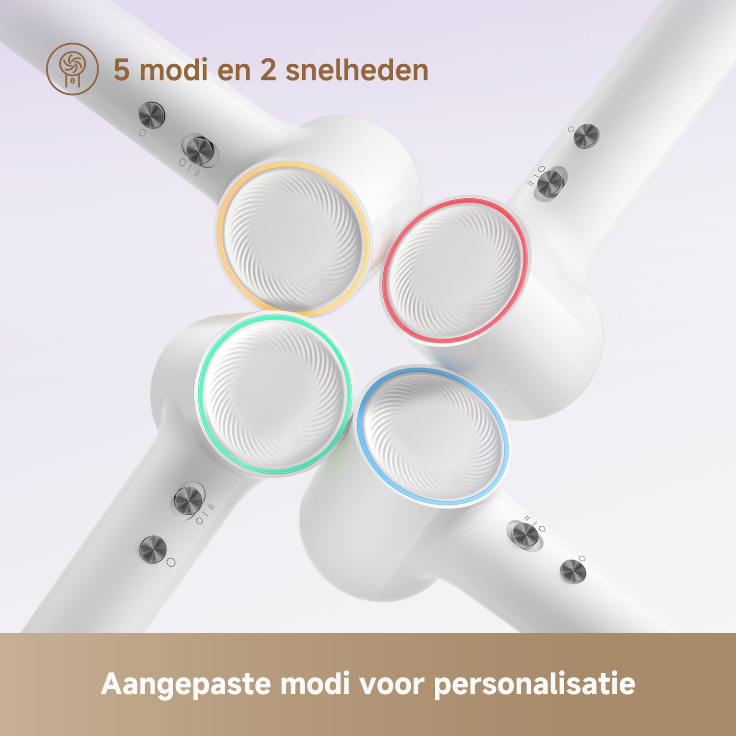 Vier witte haardrogers met gekleurde ringen: geel, rood, groen, blauw.