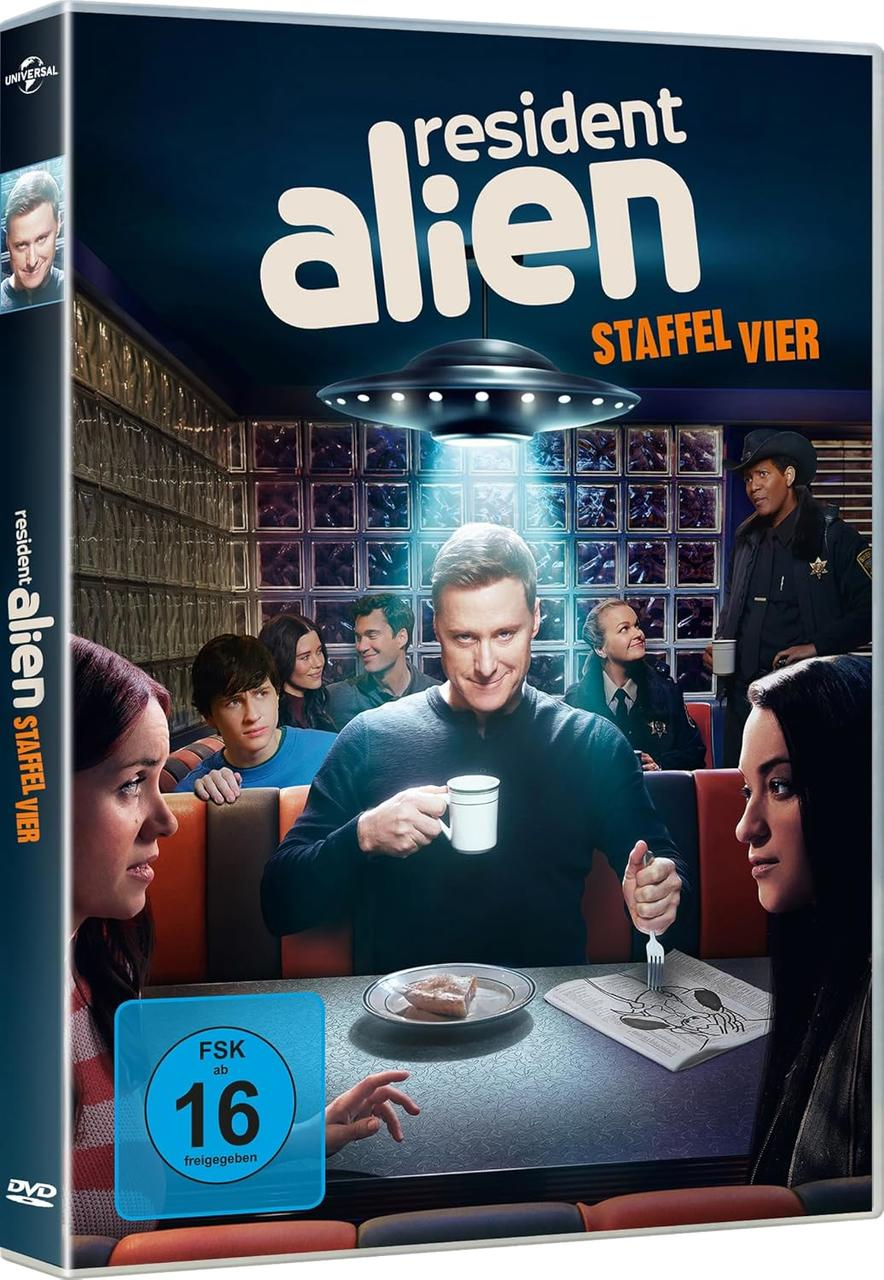 Resident Alien Staffel 4 DVD Cover: Mann mit Tasse sitzt im Diner, UFO über ihm.