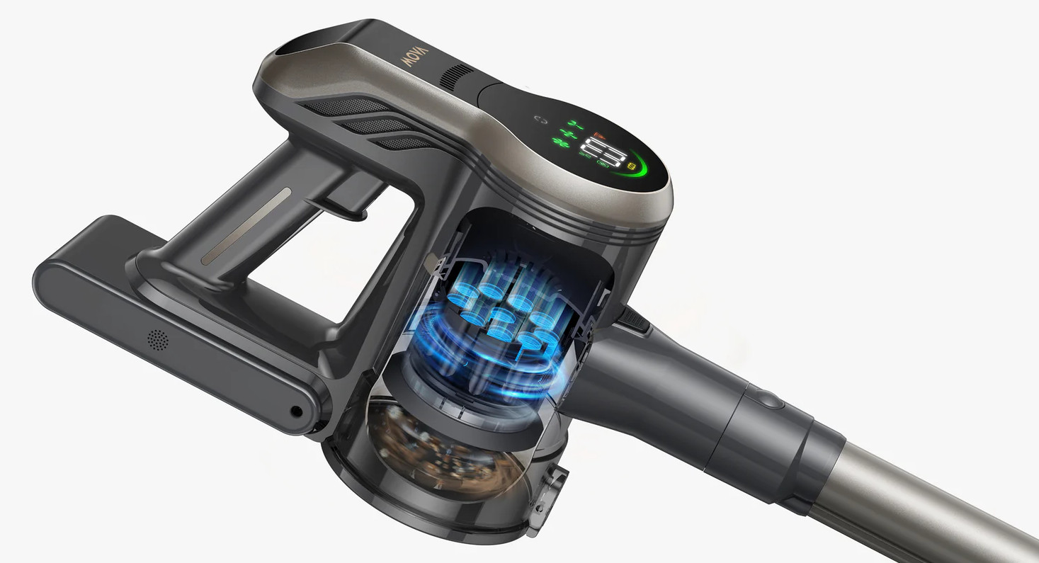 Przekrój odkurzacza bezprzewodowego z niebieskim wirkiem i cyfrowym wyświetlaczem.