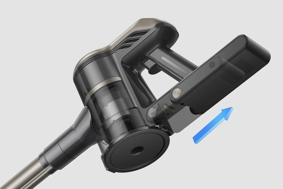 Zbliżenie ciemnoszarego odkurzacza bezprzewodowego z przezroczystym pojemnikiem i niebieską strzałką.