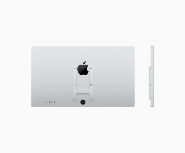 Logo ve bağlantı noktalarının olduğu beyaz Apple iMac'in arkası.