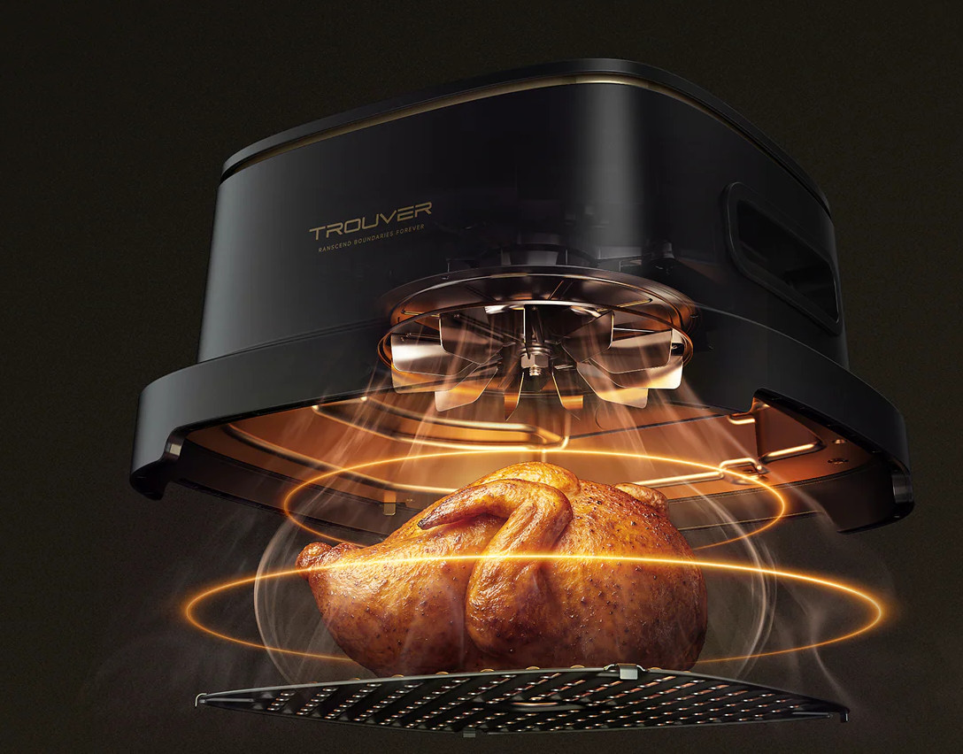 Złocisty kurczak piecze się w czarnej frytkownicy beztłuszczowej.