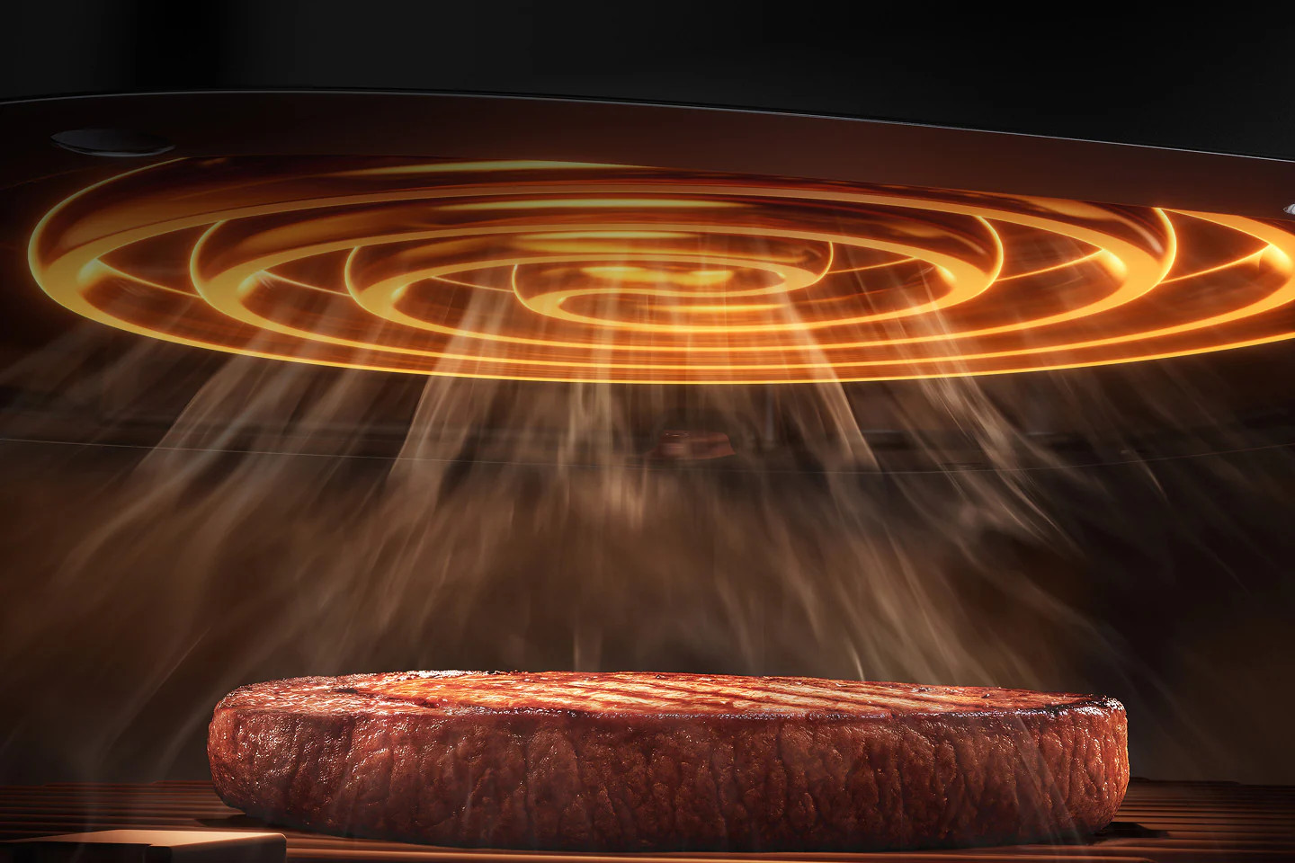 Soczysty stek grillowany w piekarniku z elementami grzewczymi w kształcie spirali.