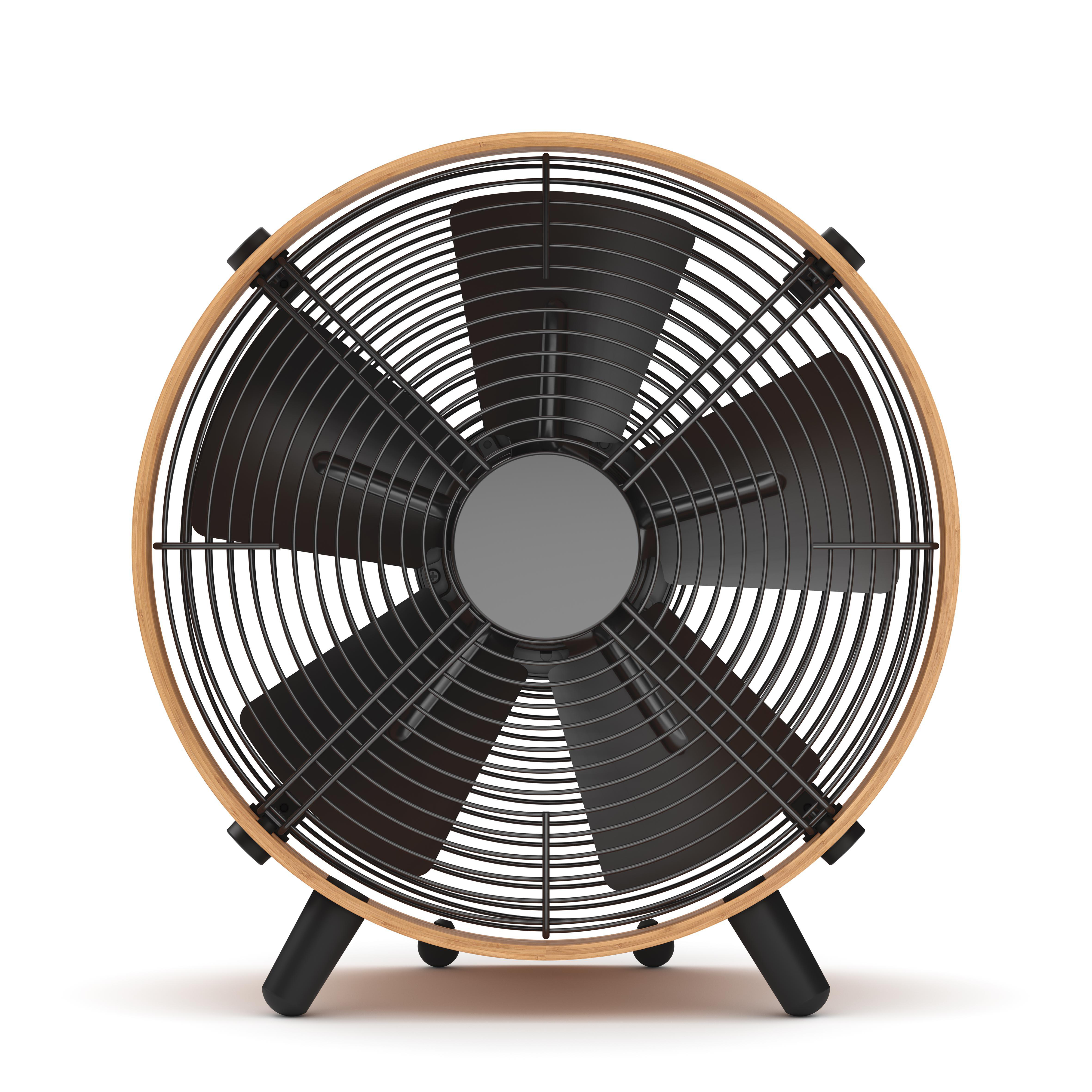 Ein schwarzer Ventilator mit Holzrahmen und schwarzen Flügeln steht auf weißem Grund.
