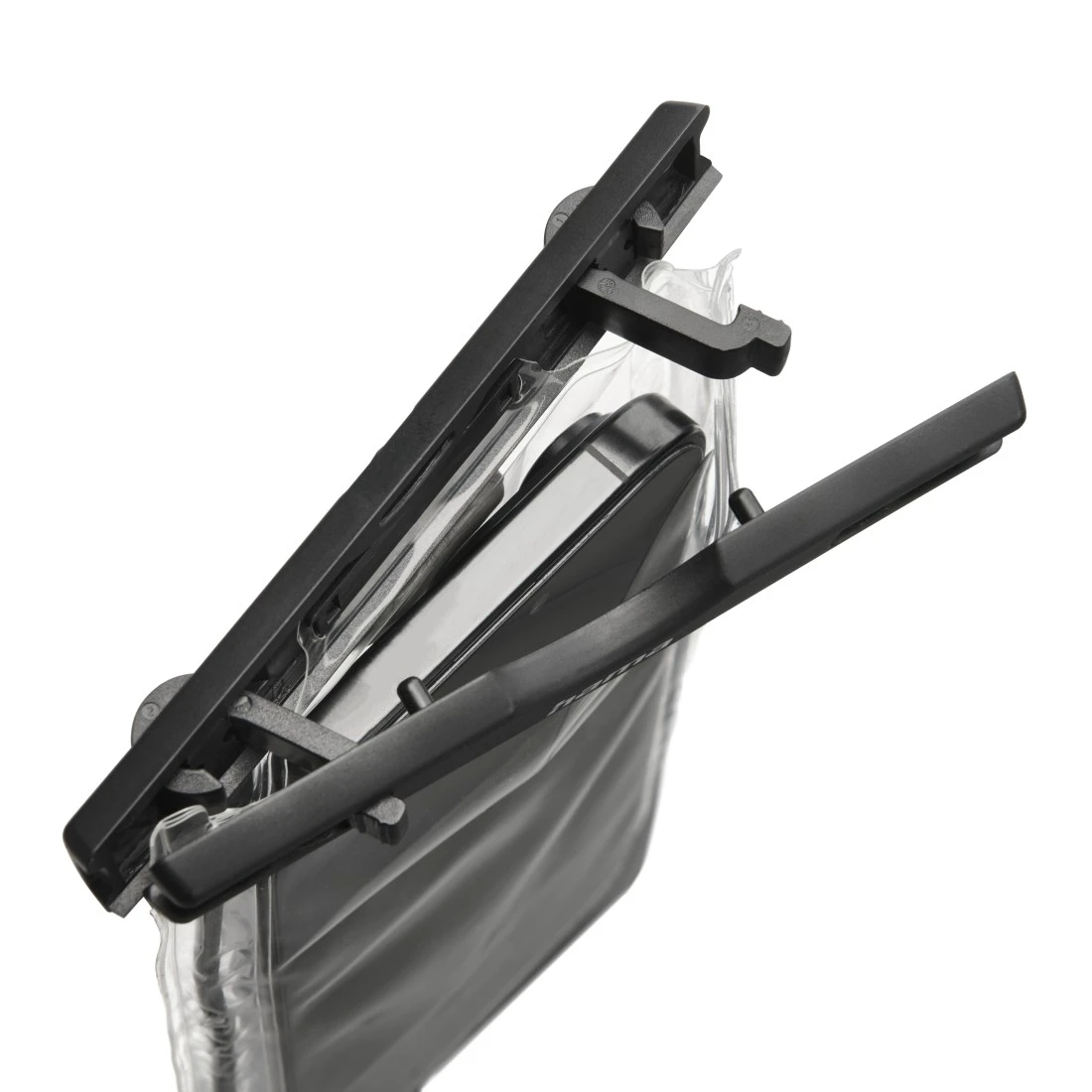Ein Smartphone ist in einer durchsichtigen wasserdichten Tasche mit schwarzen Verschlüssen versiegelt.