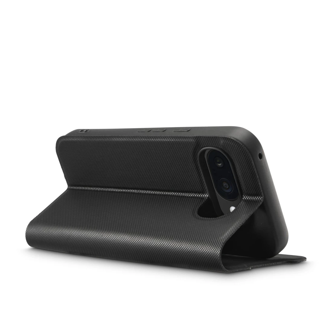 Schwarzes Smartphone mit offenem Klappenschutz. Die Rückseite mit Kamera ist sichtbar.