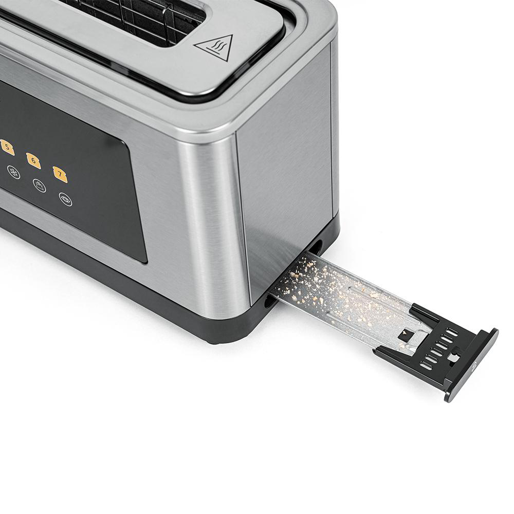 Ein moderner silberner Toaster mit ausgefahrener Krümelschublade, die Krümel enthält.