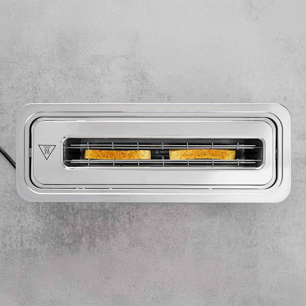 Ein silberner Toaster mit zwei Scheiben Toast, die im Inneren gebräunt werden.