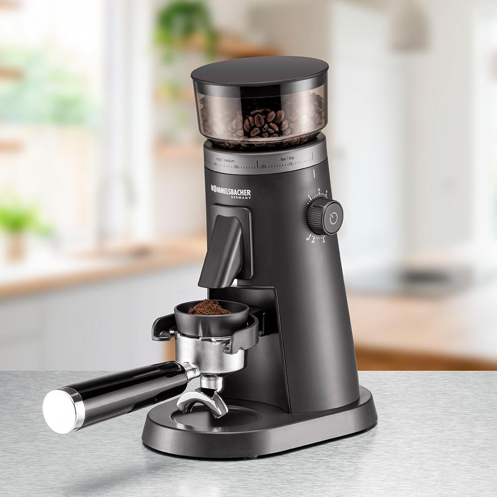 Schwarzer Kaffeemühlen-Grinder mit Bohnenbehälter und Siebträgerhalterung.