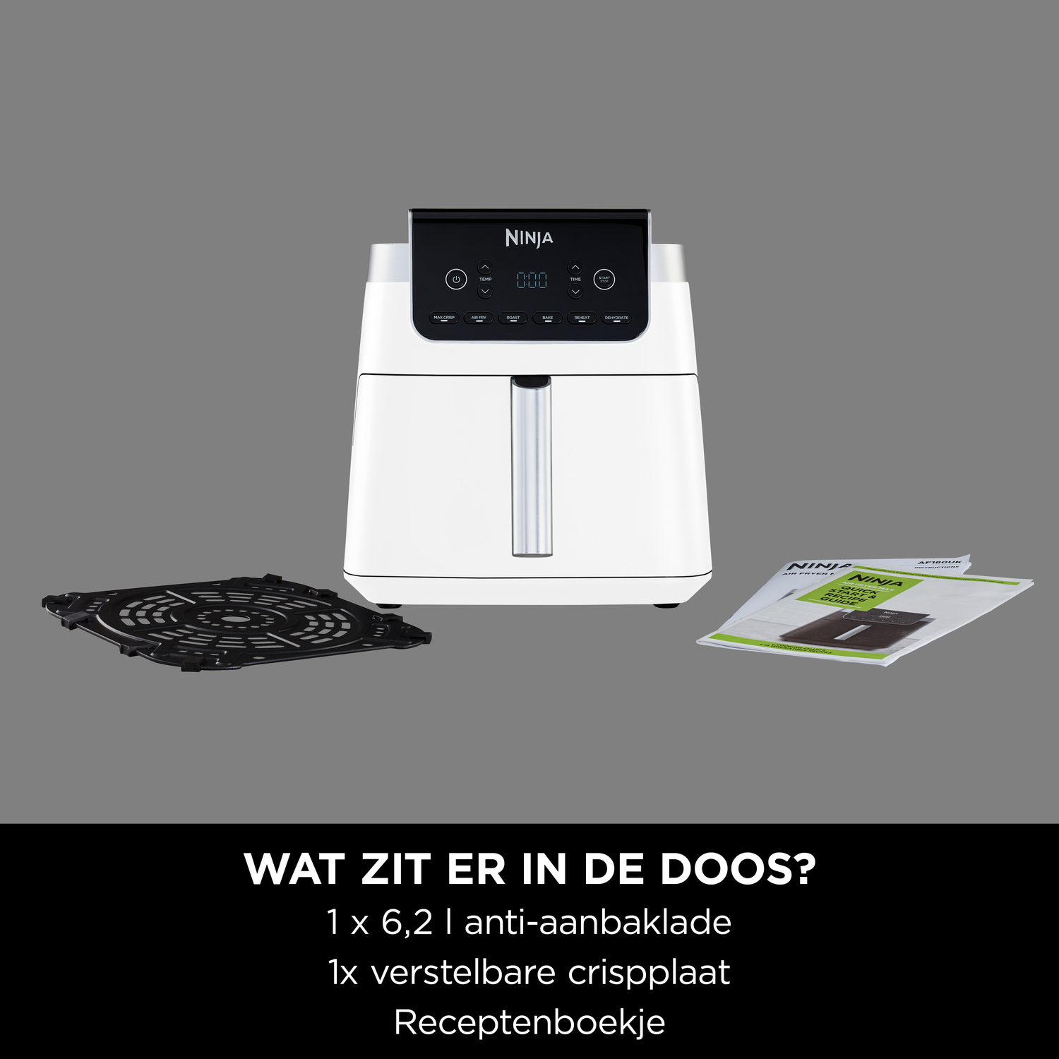 Een witte Ninja airfryer met accessoires: crispplaat en receptenboekje.